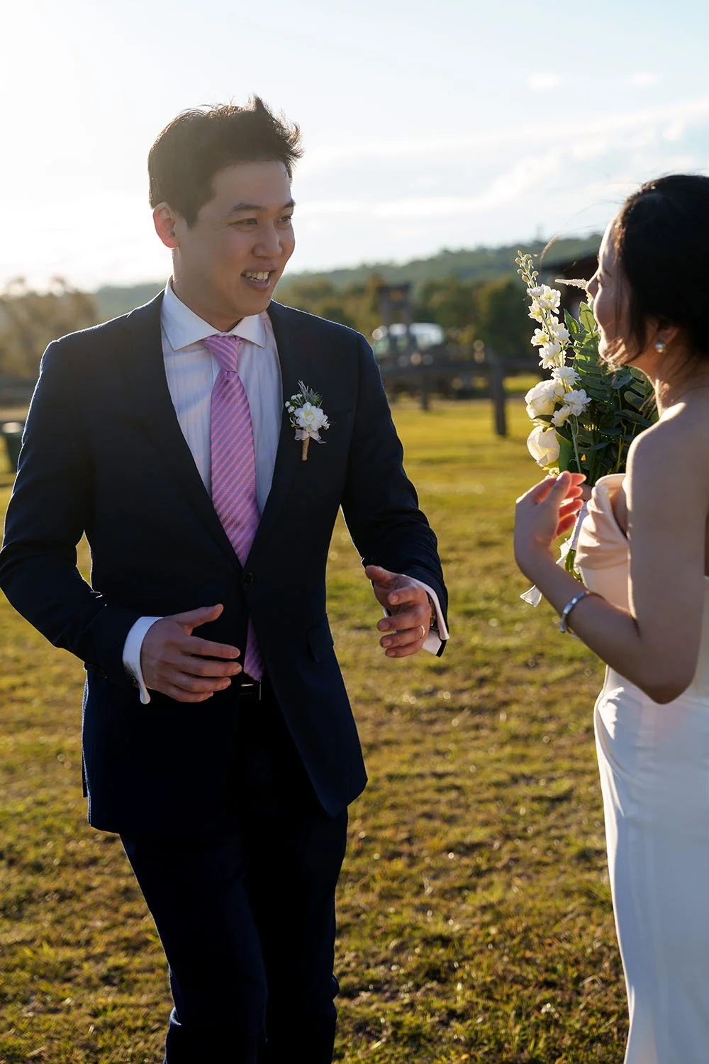 groom Eric running towards to Flora