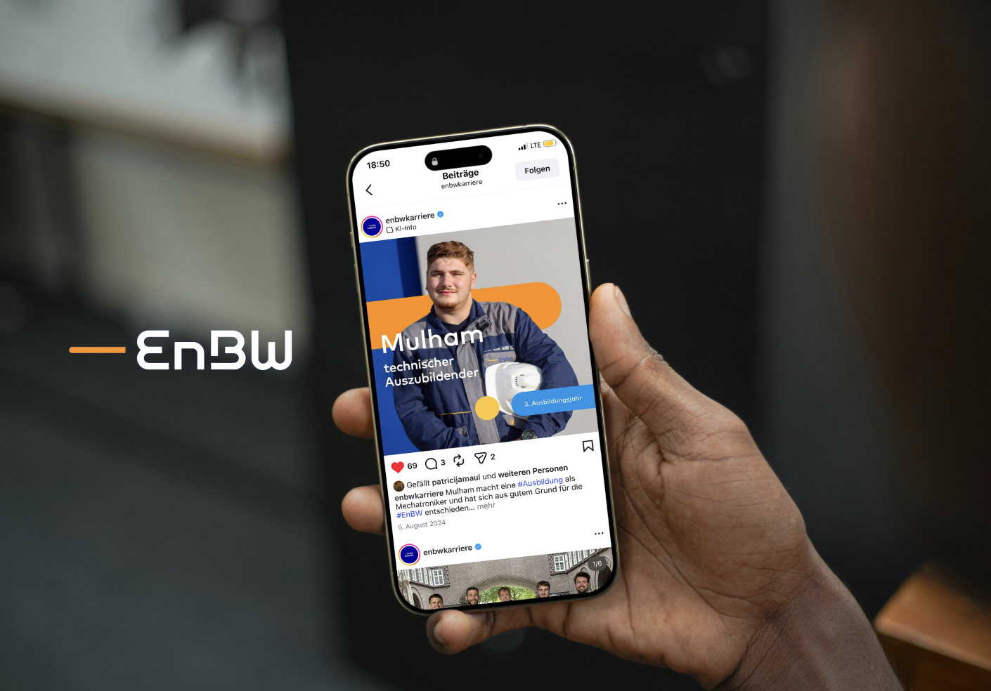 Ein Hand hält ein Smartphone, das einen Instagram-Post zeigt, auf dem ein junger Mann namens Mulham in einem blauen Jacke mit einem automatischen Handtuchspender steht. Das Bild enthält das Logo von EnBW auf der linken Seite.