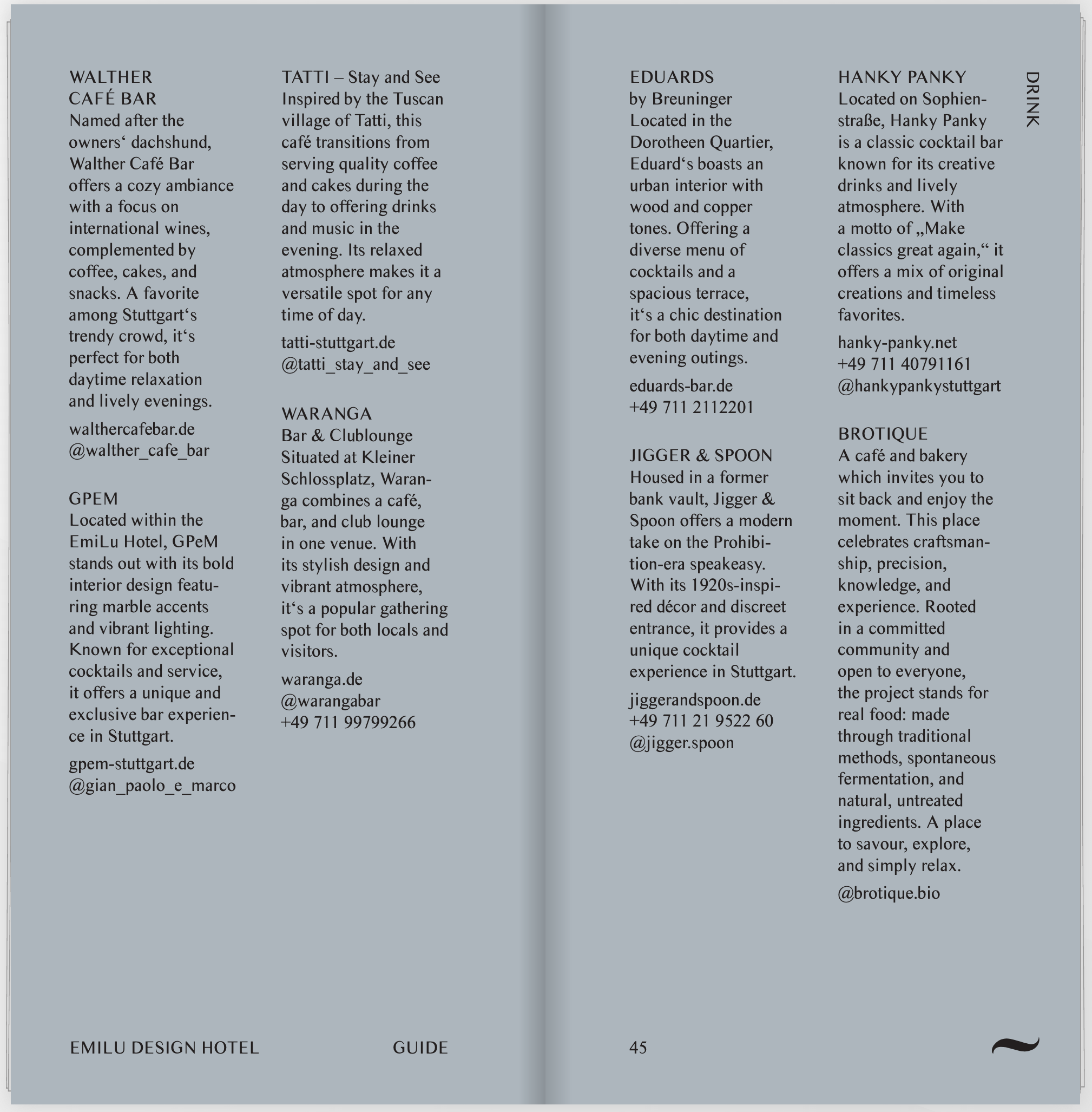 Ein geöffnetes Buch mit blauem Hintergrund, das mehrere Absätze Text enthält, über das verschiedene Bars und Cafés in Stuttgart beschrieben werden, inklusive ihrer Besonderheiten und Kontaktdaten.