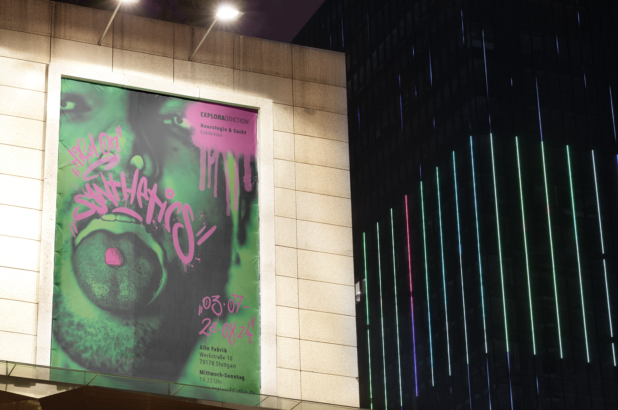 Großes Werbeplakat an einer Gebäudefassade, zeigt eine stilisierte grüne Darstellung eines menschlichen Gesichts mit offenen Mund, graffitiartigen Text in pink, Hinweise auf eine Ausstellung 'Exploraddiction' im Stadtteil Stuttgart mit Details zu Ort, Zeit und Öffnungszeiten. Im Hintergrund Neon-Lichter an einem dunklen Gebäude.