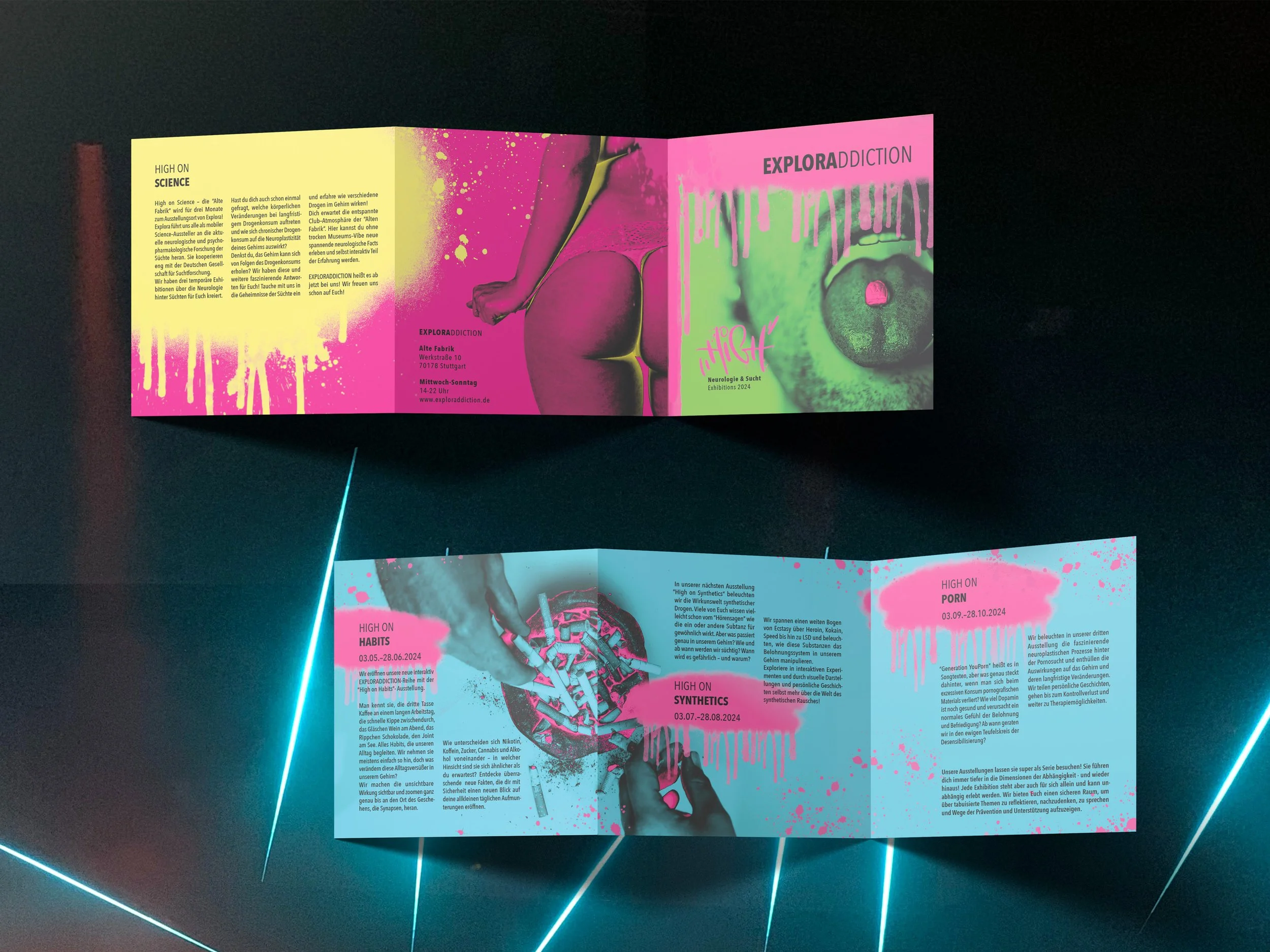 Farbflyer für eine Ausstellung mit Themen wie Hoch auf Wissenschaft, Sucht, Synthetik und Pornografie, mit bunten Farbklecksen, einem weiblichen Rücken in Unterwäsche und einem aufgeschnittenen Gehirn.