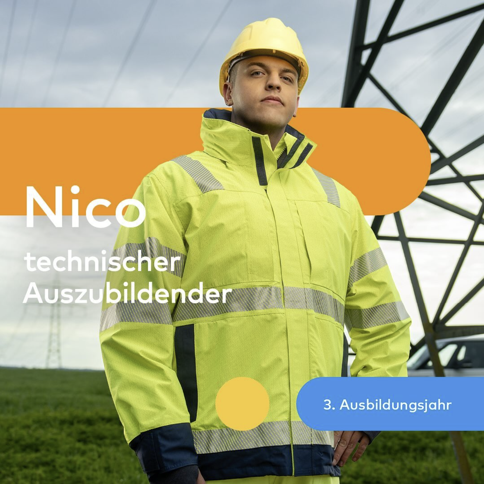 Ein junger Mann in einer gelben Sicherheitsjacke und Helmen steht vor einer Stahlkonstruktion, wahrscheinlich im Freien an einem bewölkten Tag. Auf dem Bild steht in Deutsch Text, der ihn als angehenden technischen Auszubildenden im dritten Ausbildungsjahr beschreibt.