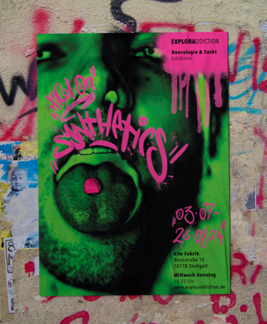Plakat für eine Ausstellung mit neonfarbenem Graffiti-Design, das eine Person mit grünem Gesicht, die die Zunge herausstreckt, zeigt. Enthält Text in Pink und Schwarz mit Details zur Veranstaltung und Datum.