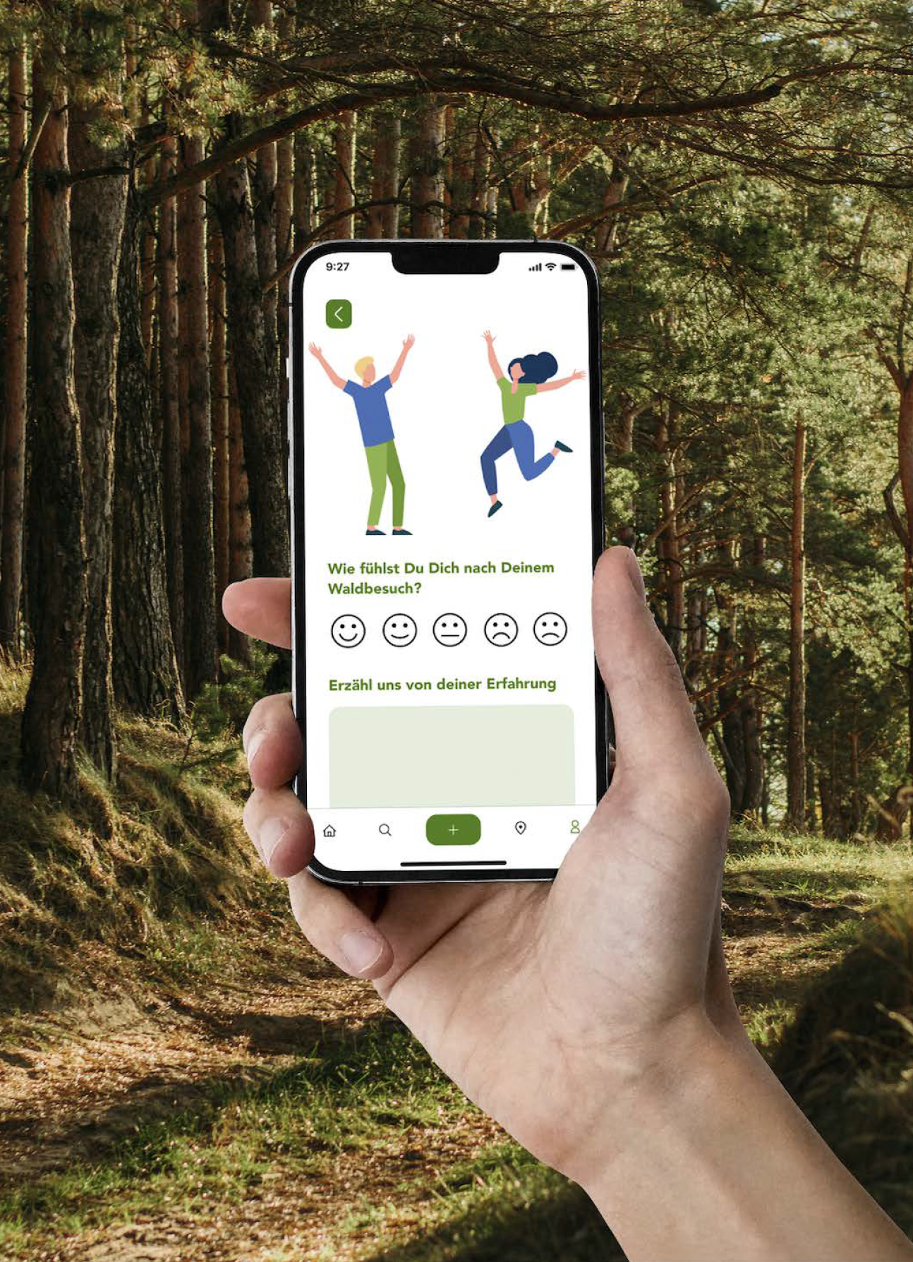 Hand hält Smartphone vor einem Wald. Auf dem Bildschirm des Smartphones ist eine Umfrage mit der Frage "Wie fühlst Du Dich nach Deinem Waldbesuch?" und fünf Emojis zur Auswahl, von einem glücklichen bis zu einem traurigen Gesicht.