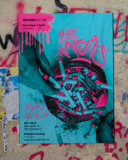 Plakat für eine Ausstellung namens 'Explora Addiction' über Neurologie und Sucht, mit einem blauen Hintergrund, pinken Graffiti-Elementen und Illustrationen von Zigaretten, auf einer Wand mit Graffiti. Enthält Veranstaltungsdetails und Termine.