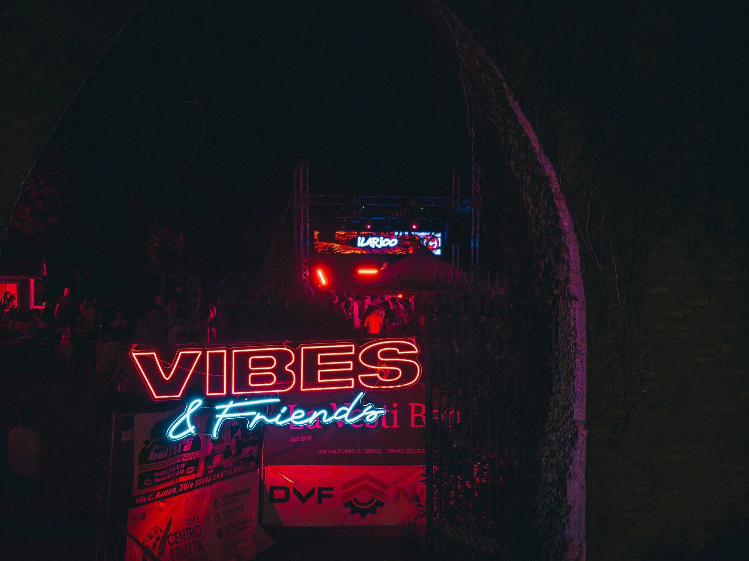 Vibes & Friends dall’alto