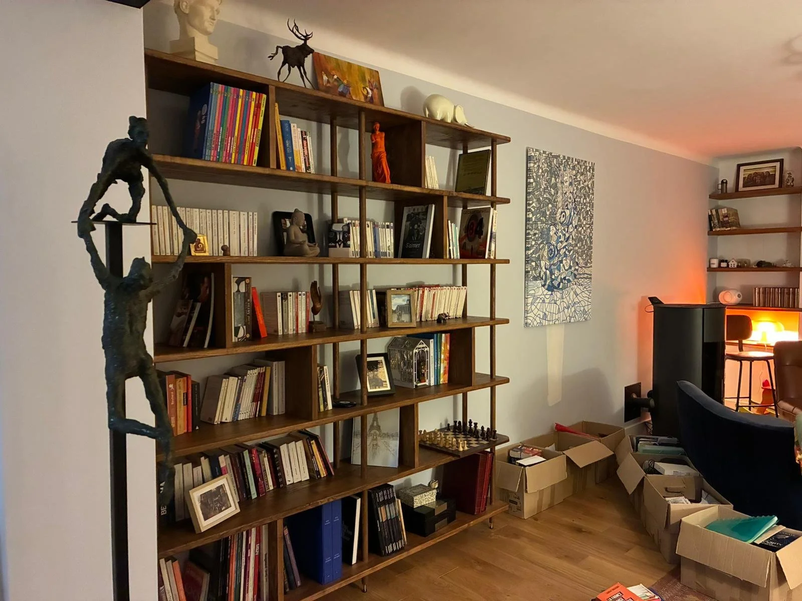Bibliothèque en frêne.