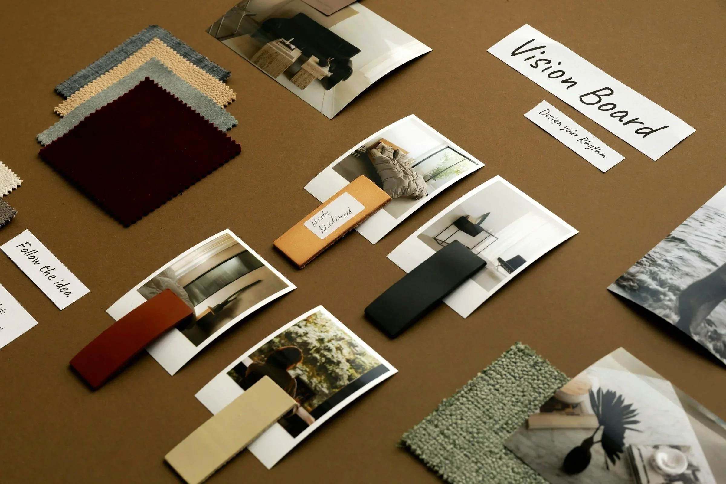 Mostra amostras de tecidos, acabamentos e fotos de interiores de ambientes planeados, com algumas amostras de cores e texturas de materiais de decoração, além de fotos de espaços residenciais.