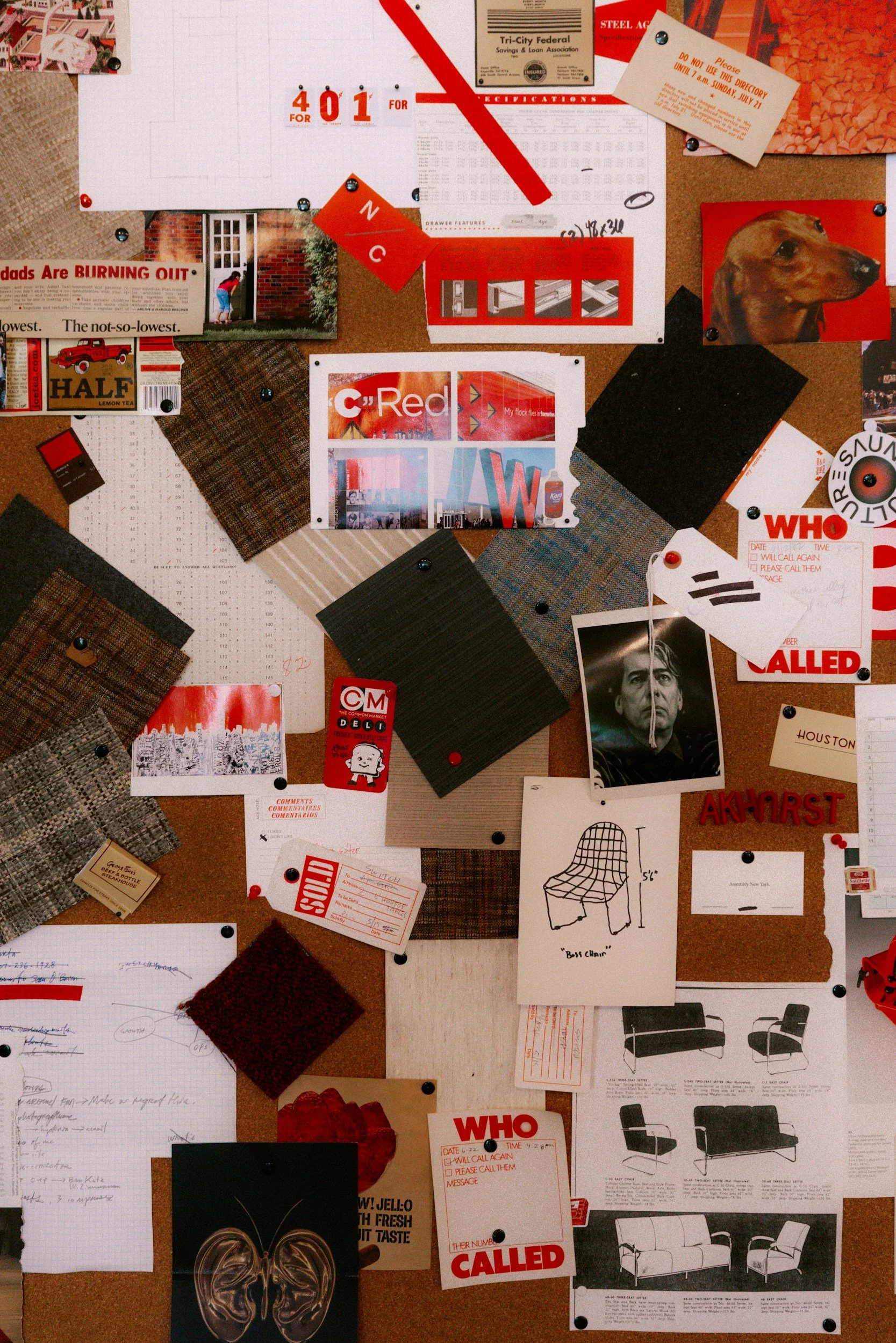 Moodboard visual de interior. Mural de quadro de cortiça coberto com diversos recortes de papel, fotos, desenhos, amarras e notas coladas, incluindo imagens de móveis, uma planta, uma borboleta e outros objetos diversos.