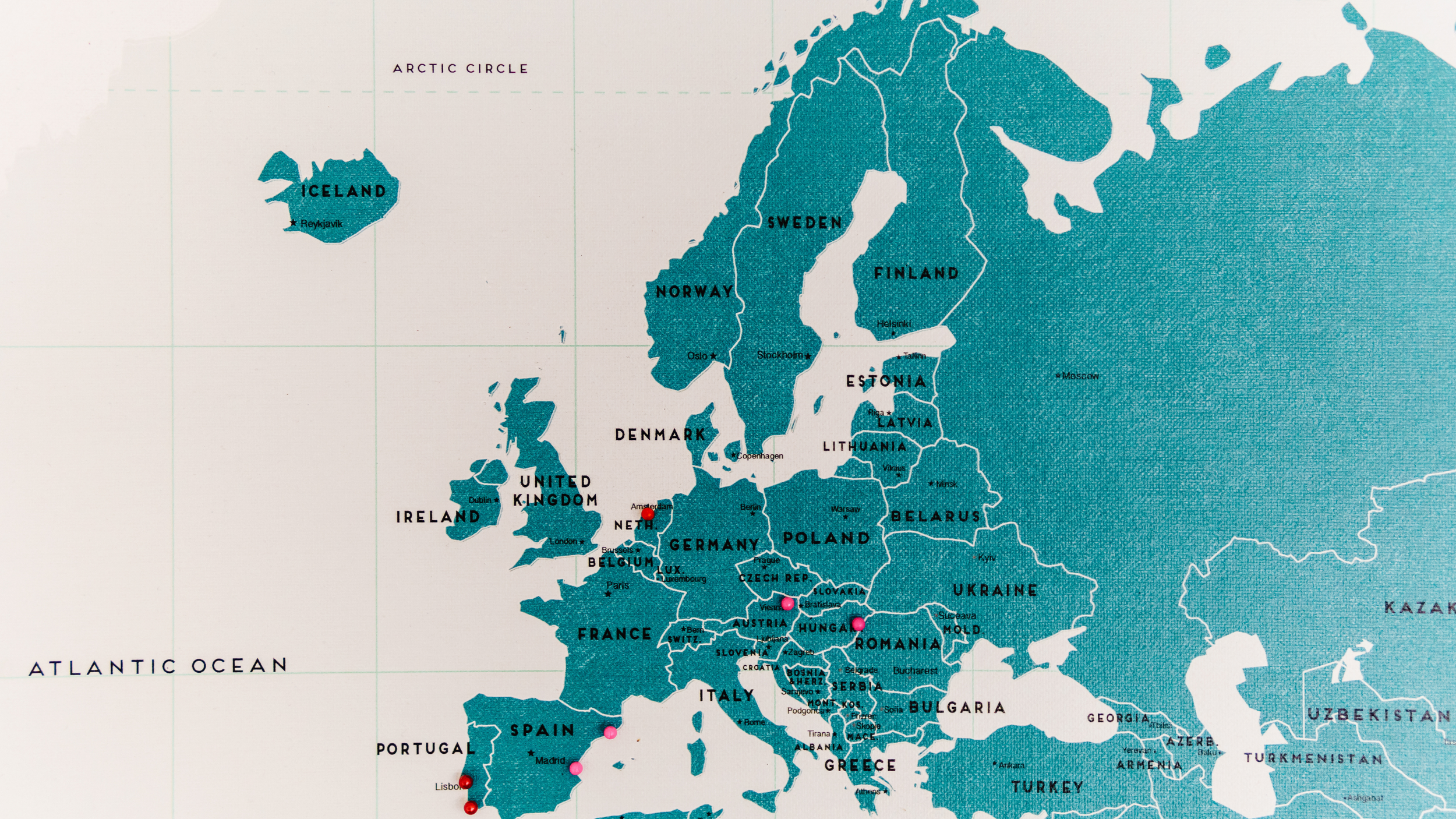 Carte de l'Europe avec les pays et quelques villes principales, montrant la Mer Méditerranée, la Mer du Nord, l'Océan Atlantique et la Mer Baltique. Portugal, Espagne, France, Allemagne, Italie, pays scandinaves et autres sont visibles.