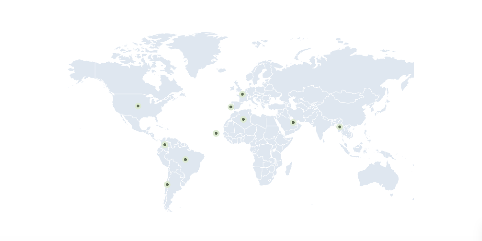 Carte du monde avec plusieurs points verts indiquant des emplacements répartis en Amérique du Nord, Amérique du Sud, en Afrique, en Europe, et en Asie.