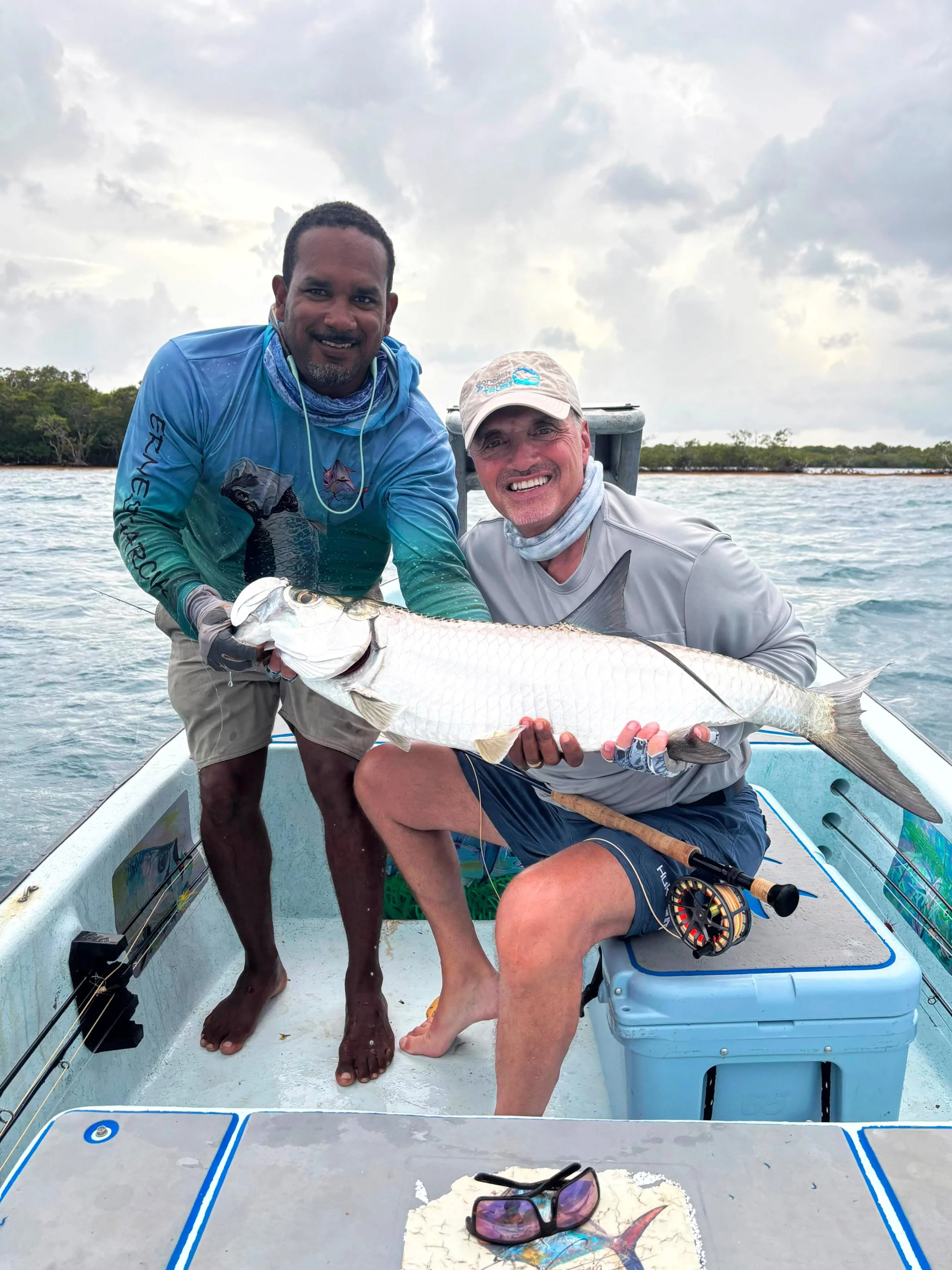 Congratulations to Jeff!  First Tarpon of the trip! 

Guide:  @ernestgarcia.art 
.
.
.
#flyfishing #fishing #flyfishingjunkie #saltwaterflyfishing 
#フライフィッシング
