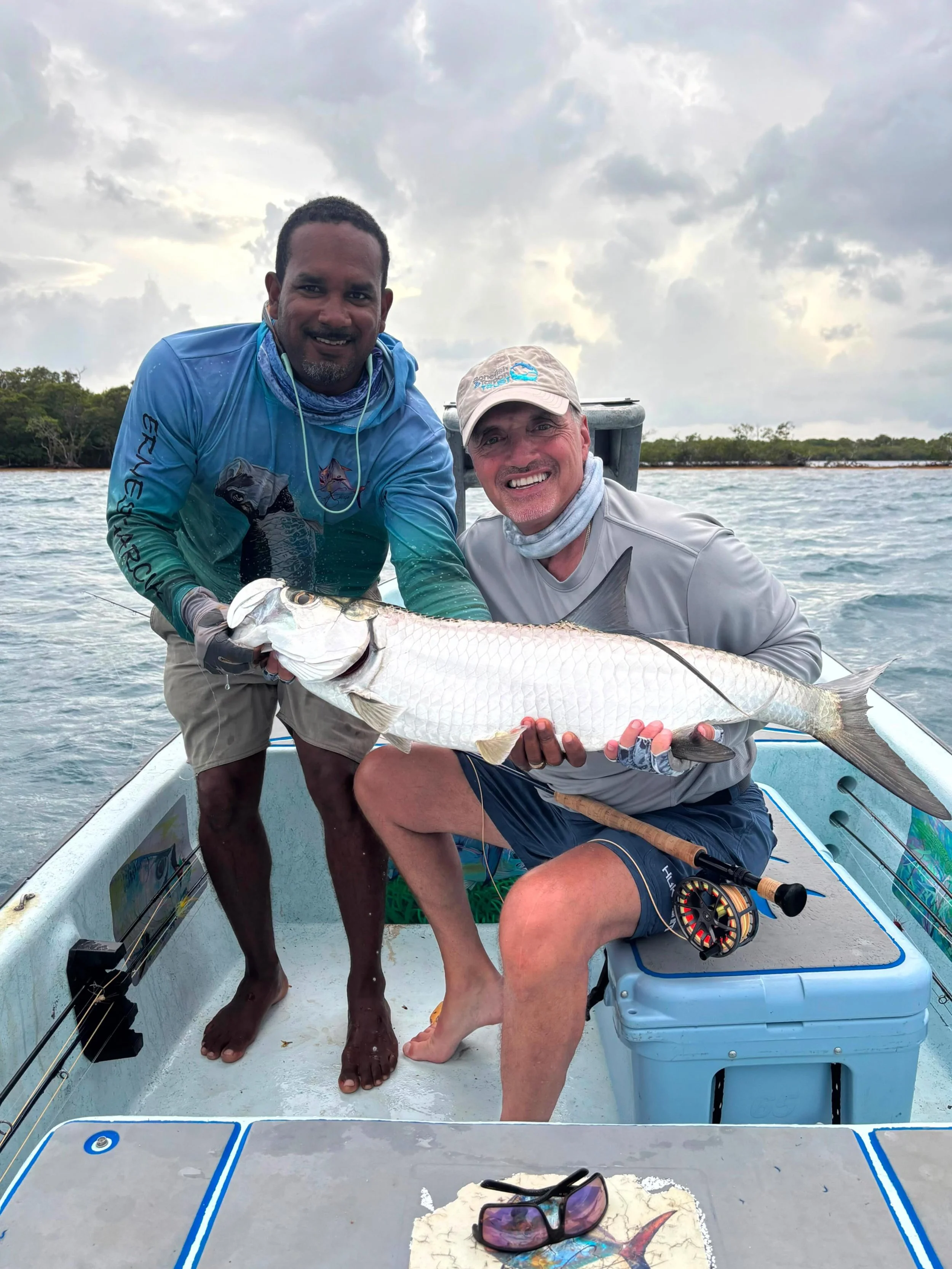 Nothing like a Tarpon to kick off the morning. 

Guide:  @ernestgarcia.art 
.
.
.
#flyfishing #fishing #flyfishingjunkie #saltwaterflyfishing 
#フライフィッシング