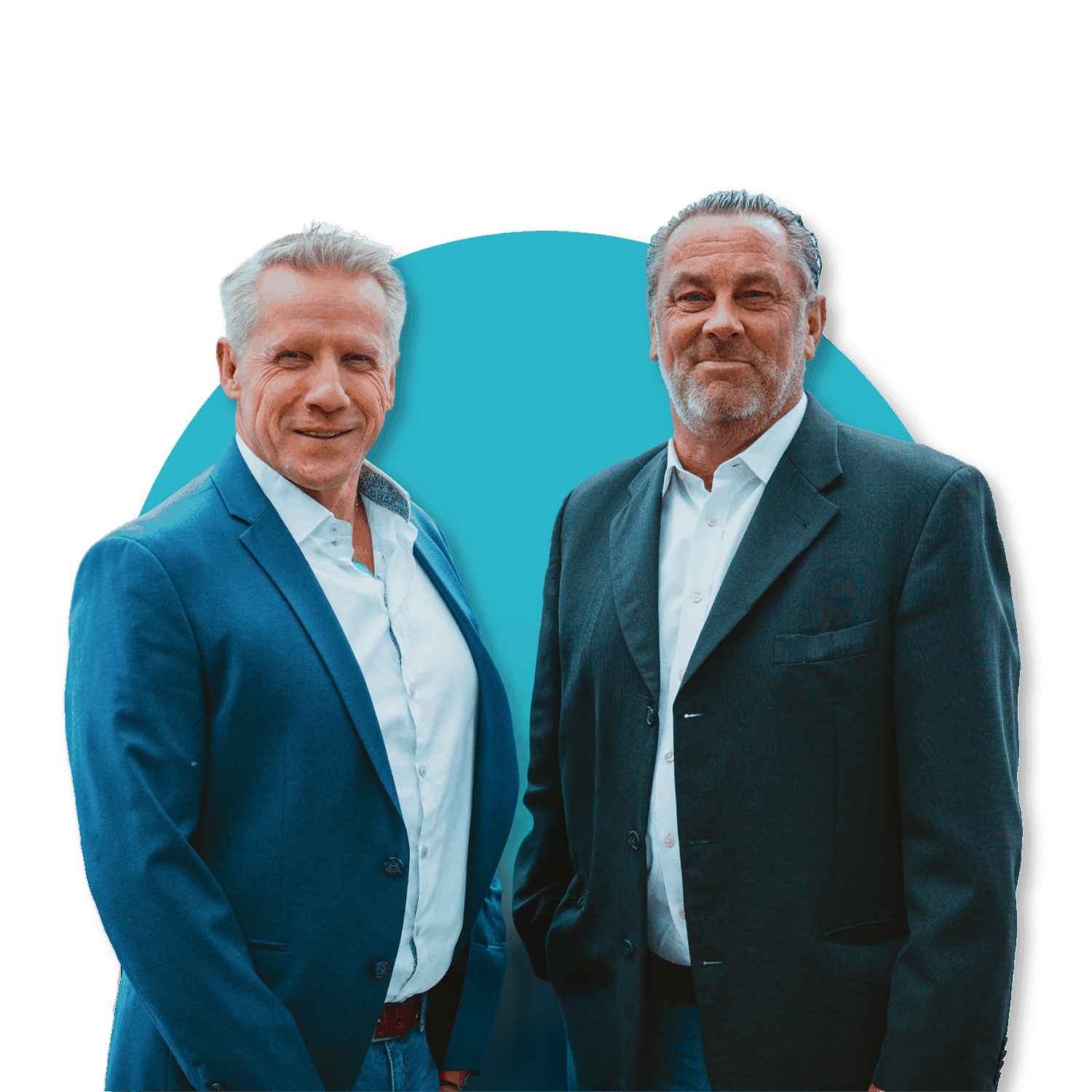 Zwei Männer in Anzügen stehen nebeneinander vor einem blauen Hintergrund.