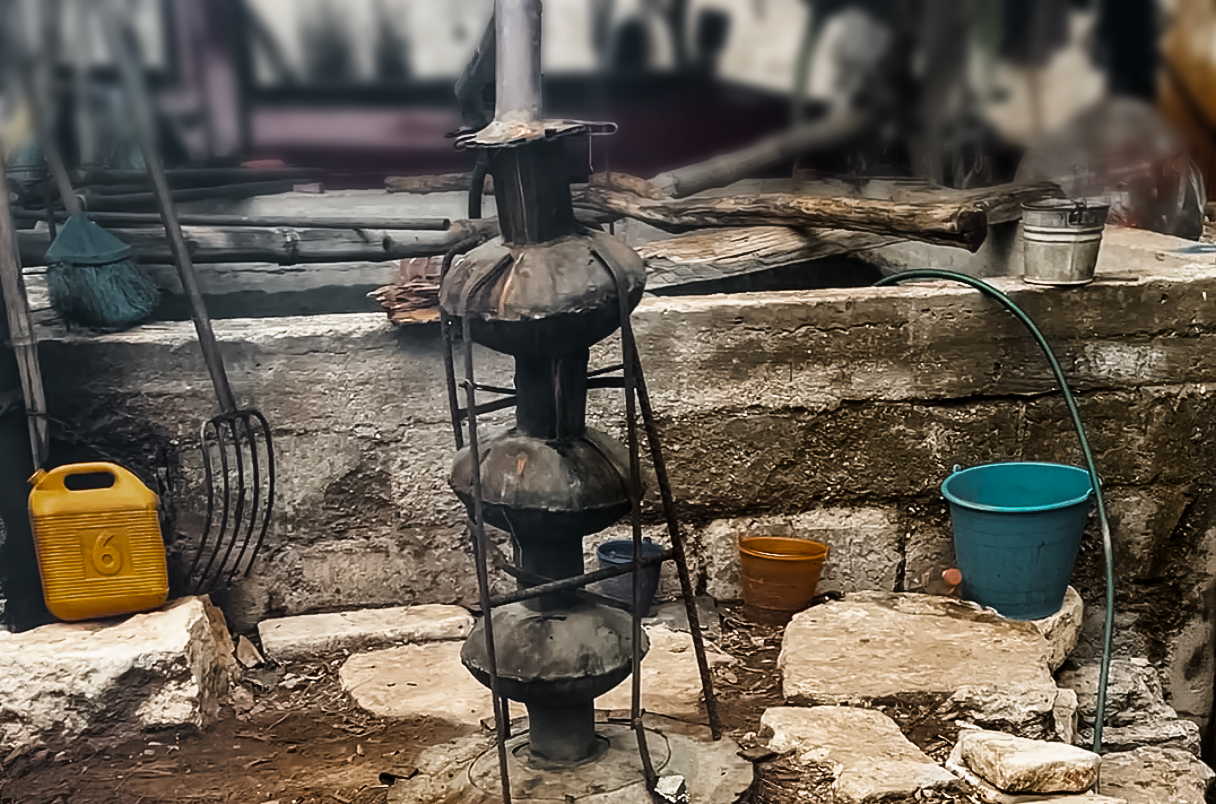 Columna de destilación en mezcal artesanal