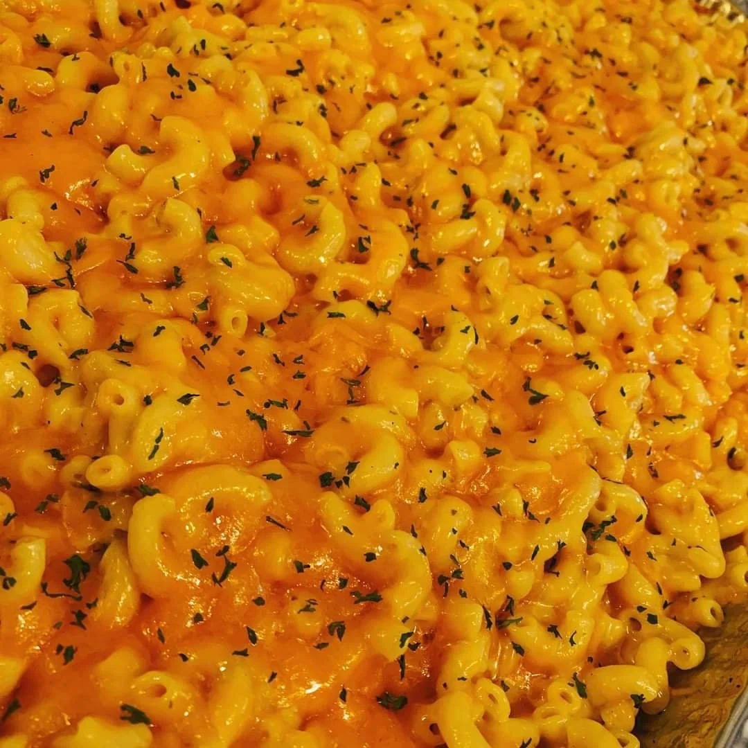 Creamy baked macaroni and cheese topped with chopped parsley.