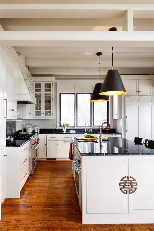 KTK-Design-Off-White-Kitchen-Virginia-Hamrick-02.webp