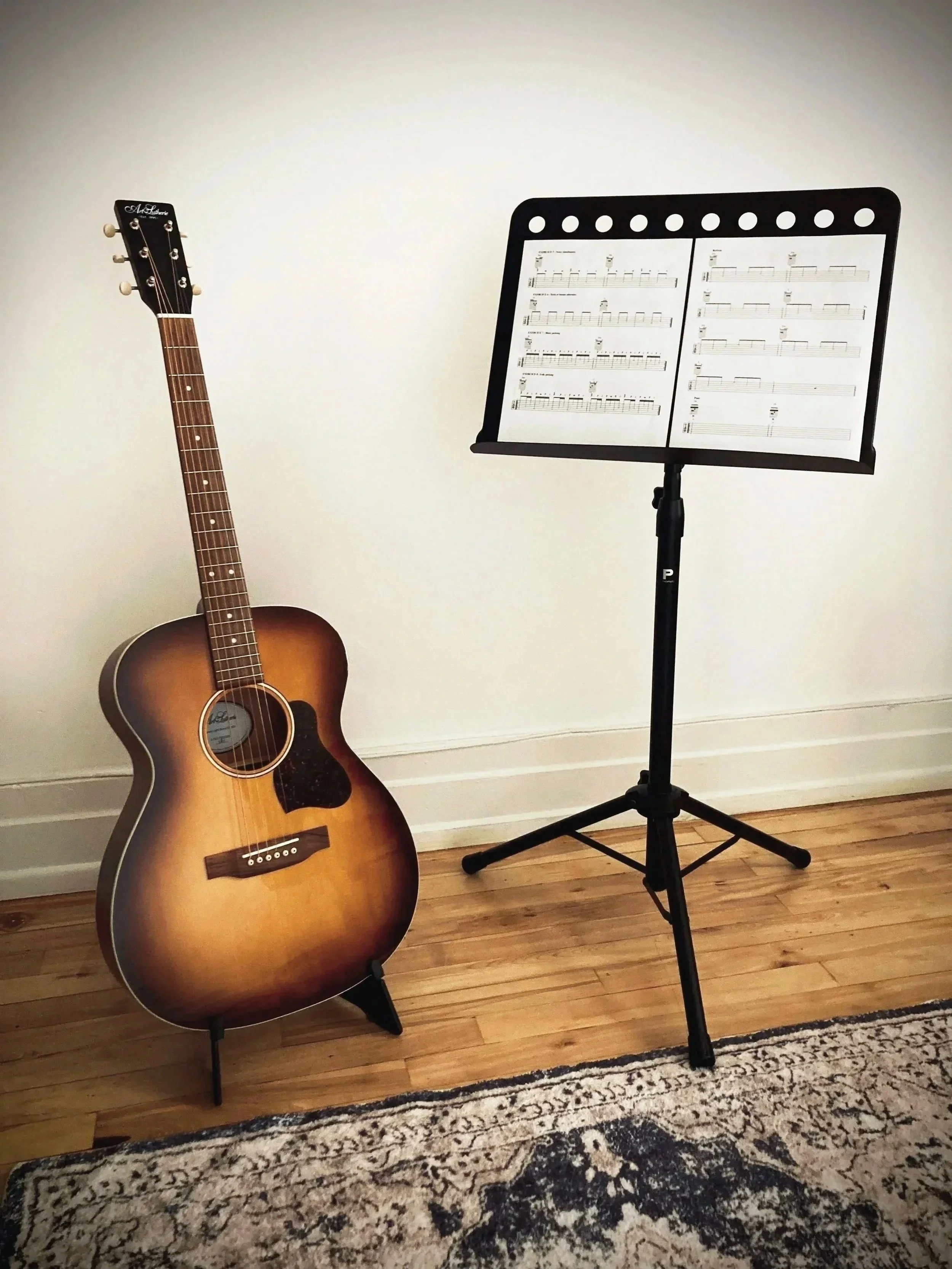 Guitare acoustique et partition de musique dans un studio de musique.