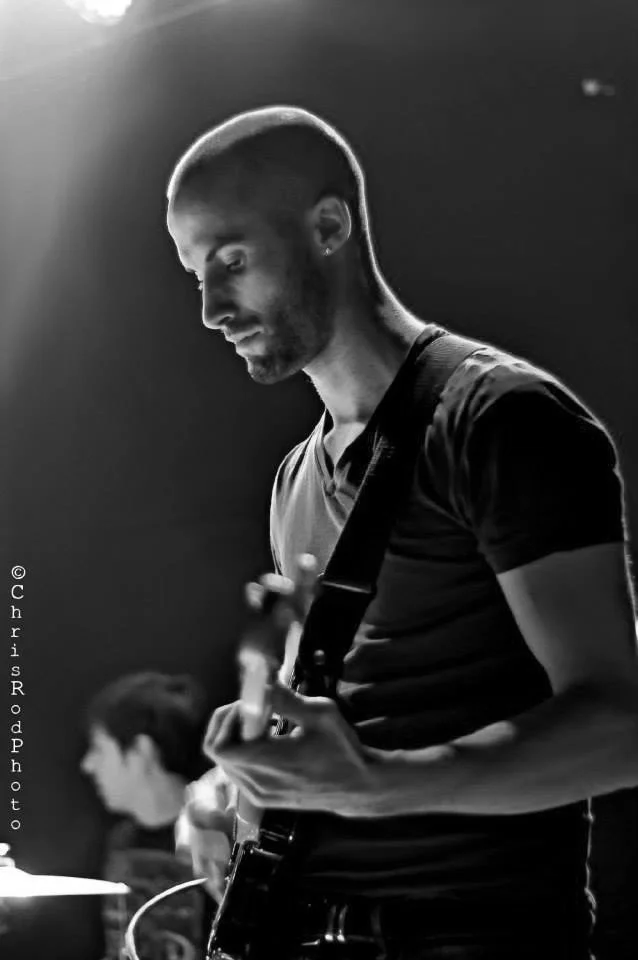 Florent Dupouy, professeur de guitare à Montréal, jouant de la guitare.