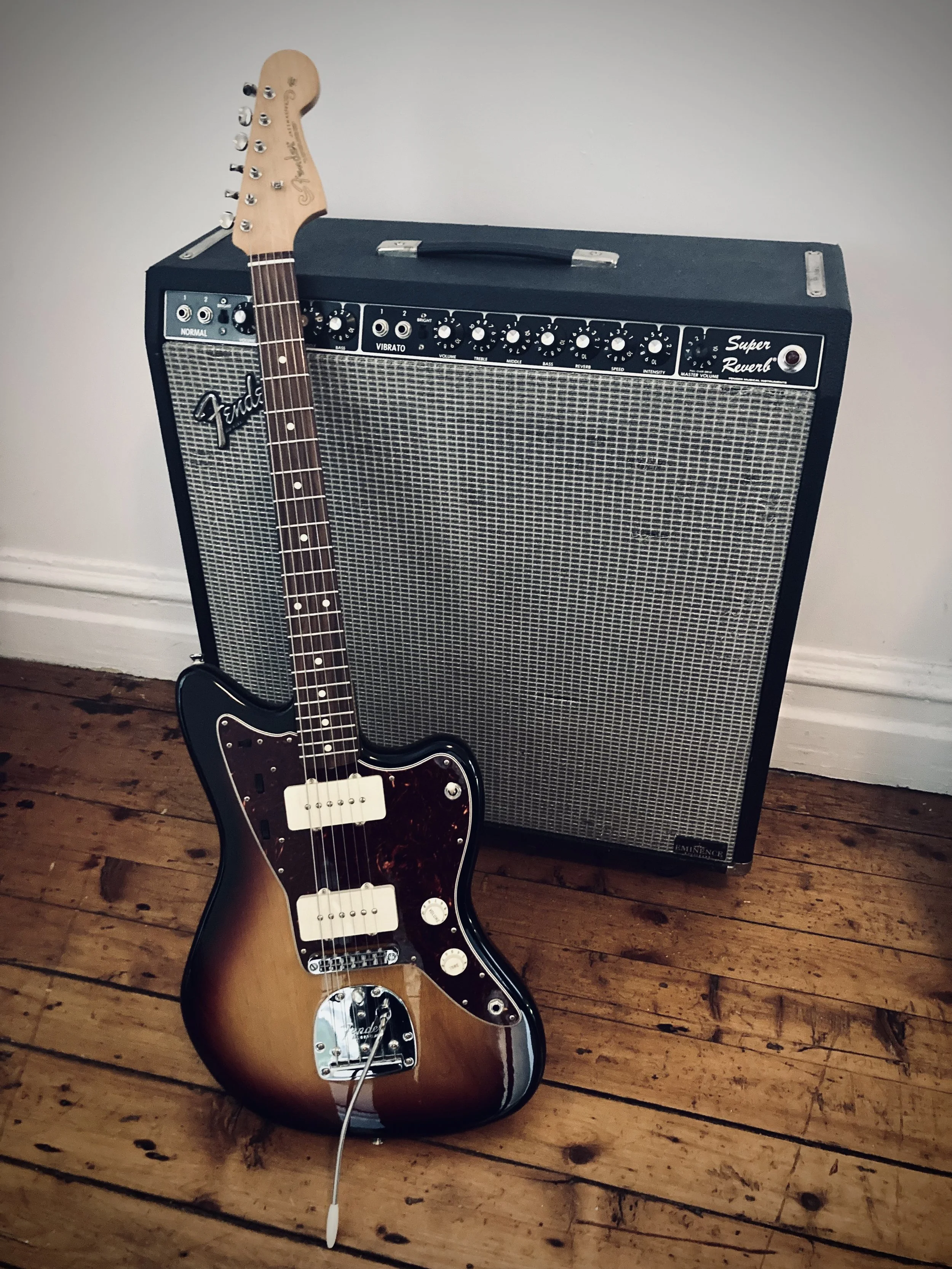 Guitare électrique et ampli dans un studio de musique.