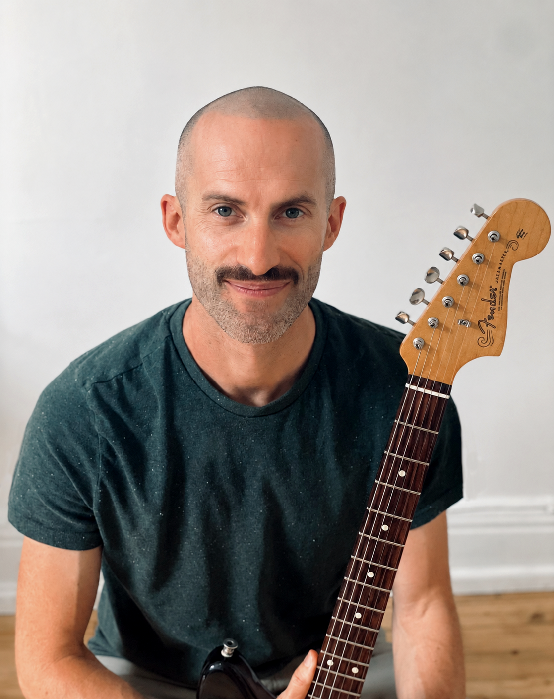 Florent Dupouy, Professeur de guitare à Montréal, tenant une guitare électrique.
