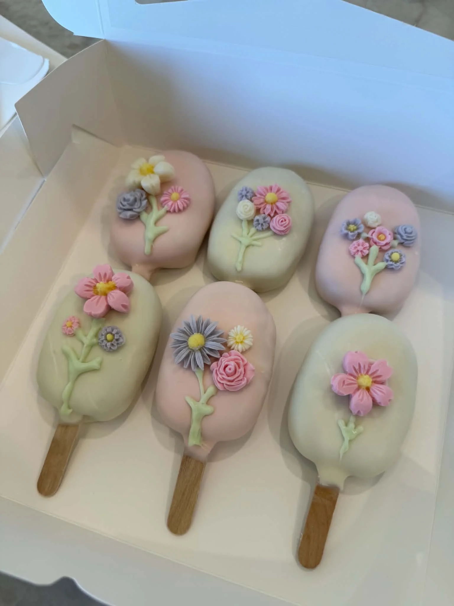 Em's Sweet Studios custom flower cakesicles