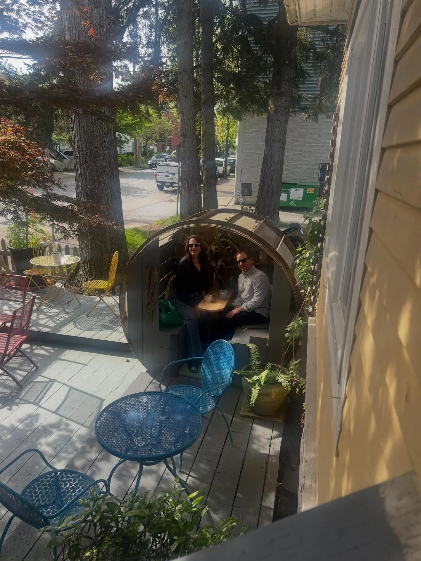 Wise t&ecirc;te-&agrave;-t&ecirc;te in an owl enclosure
at Honest to Pete&rsquo;s patio with Brian! #damnfinecoffee 🦉

@honesttopete_roasters @thebeaumontstudios