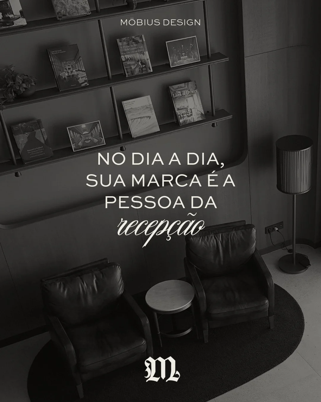 Voc&ecirc; investe em campanha, em site, em identidade. O cliente liga e quem atende nunca ouviu falar do que a marca promete.

Marca n&atilde;o &eacute; s&oacute; o que a empresa diz. &Eacute; o que ela faz nas horas em que voc&ecirc; n&atilde;o est