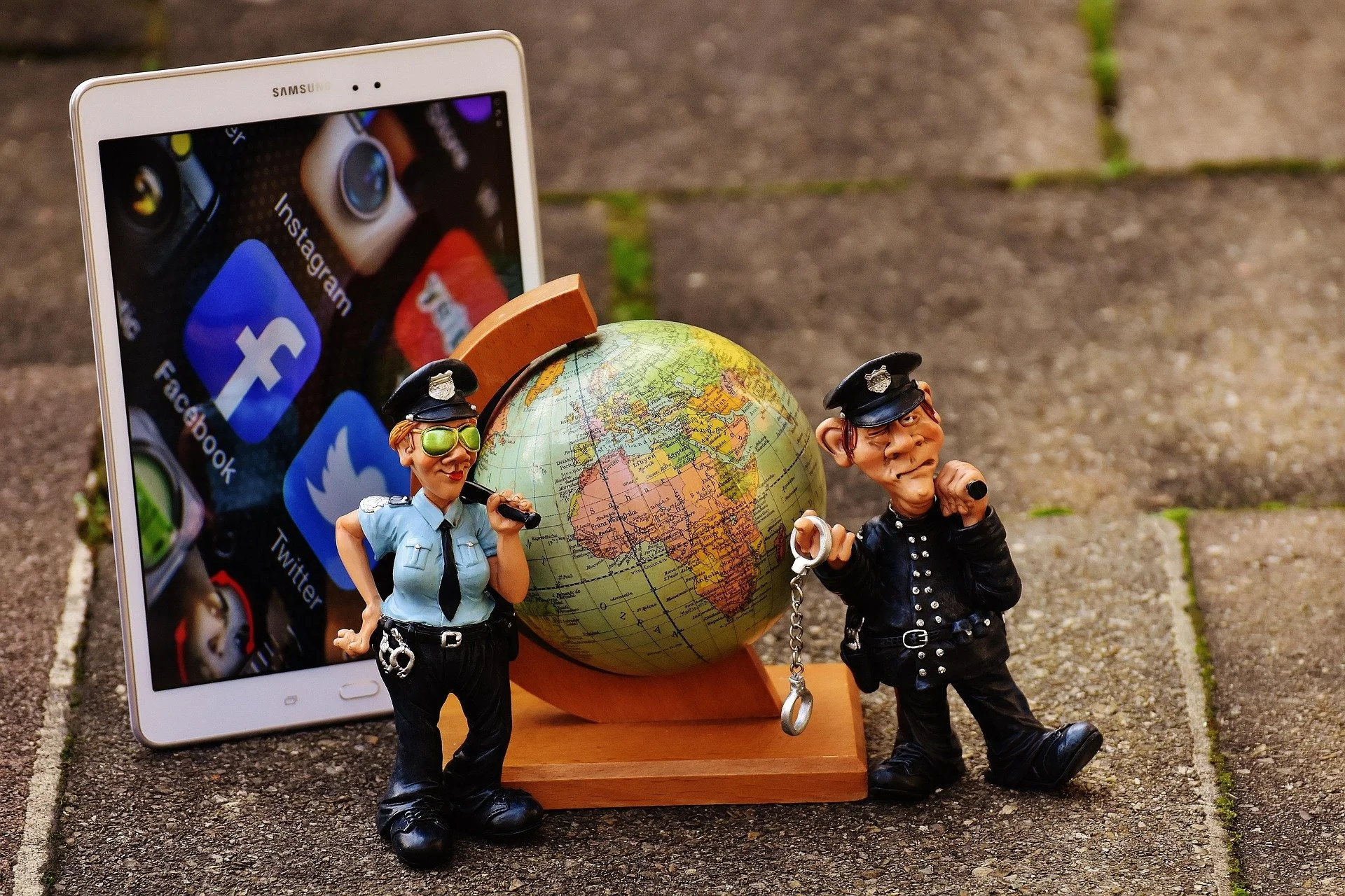 Social Implications of Technology: "Il buono, il brutto, il cattivo"