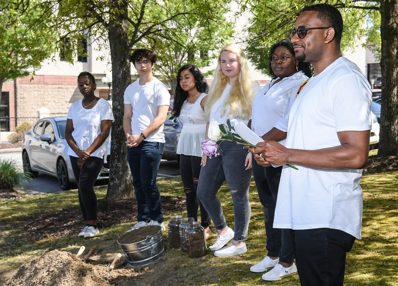 8f5640e3-32ae-4312-b78e-59316bd82b80-0422_lynching_victim_remembered_109.webp