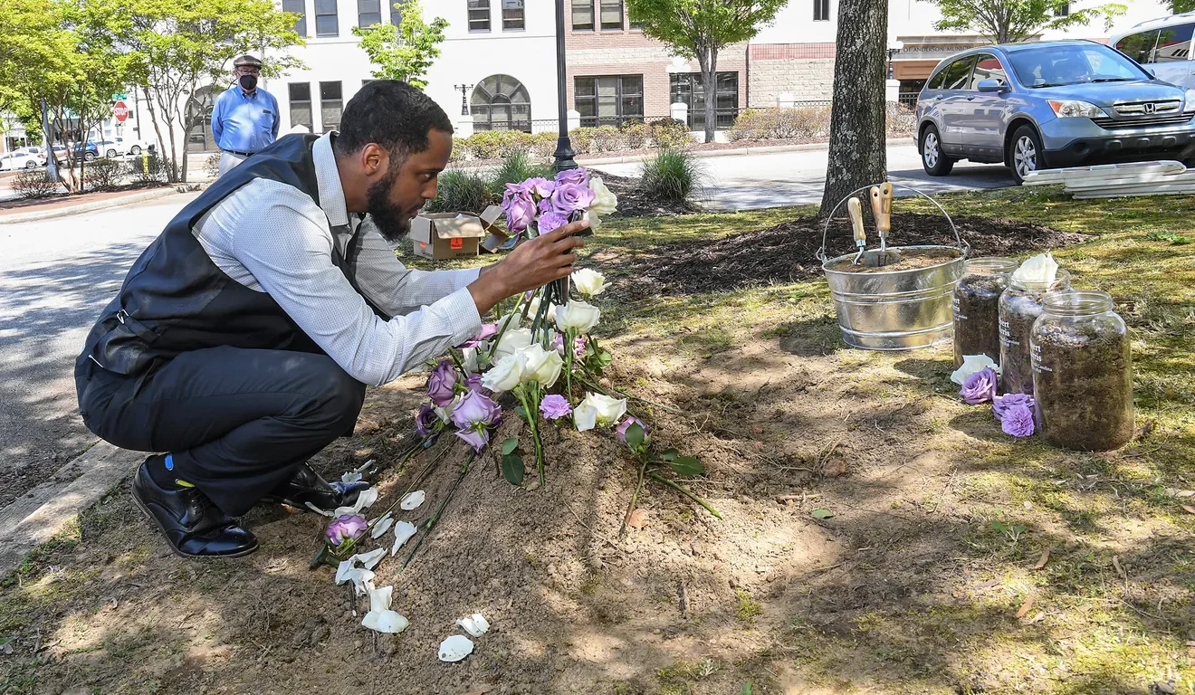 8f555500-0f95-4639-817f-b47a67183610-0422_lynching_victim_remembered_179.webp