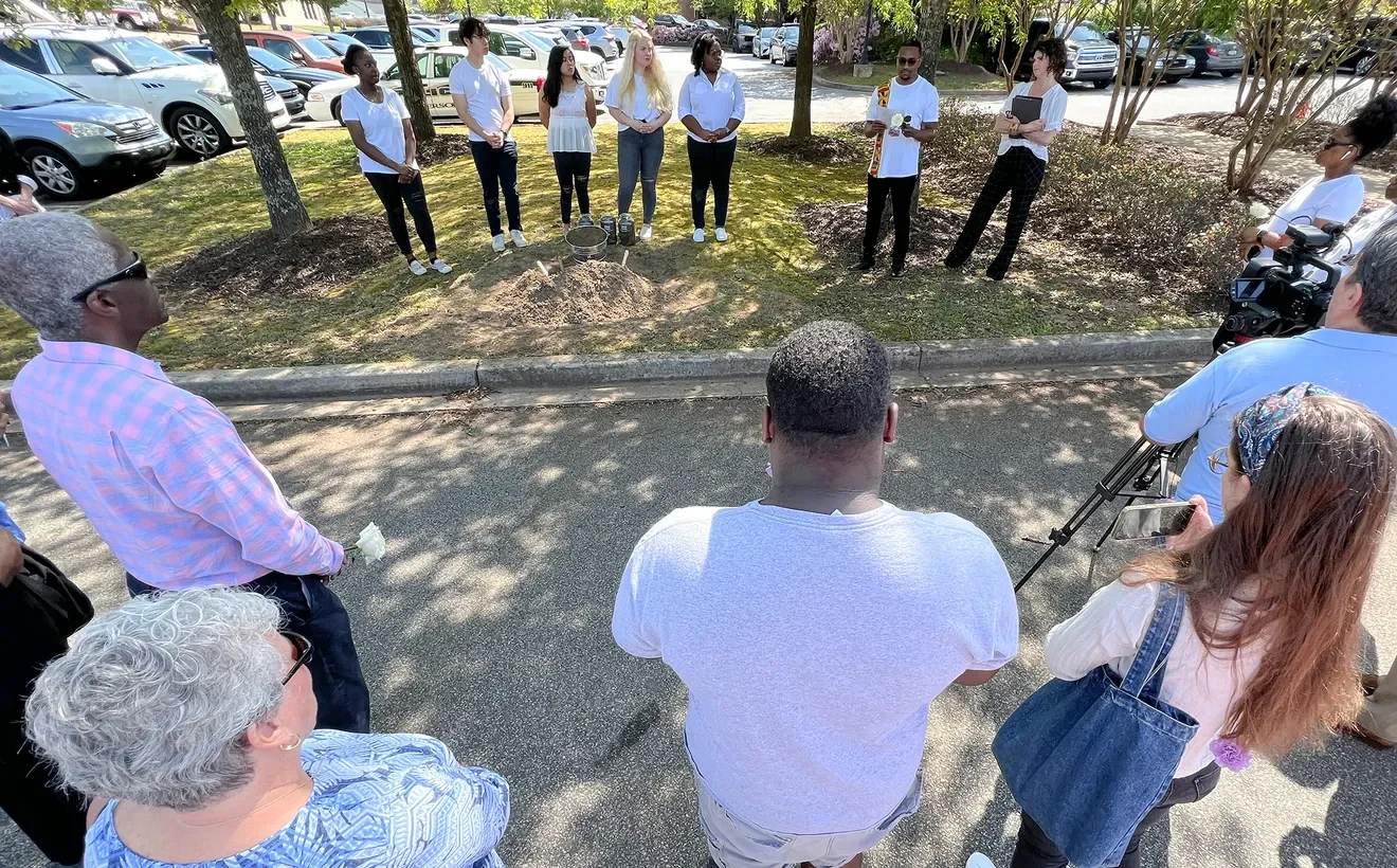 107da33b-151d-4724-b3b0-51fed52e9b50-0422_lynching_victim_remembered_263.webp