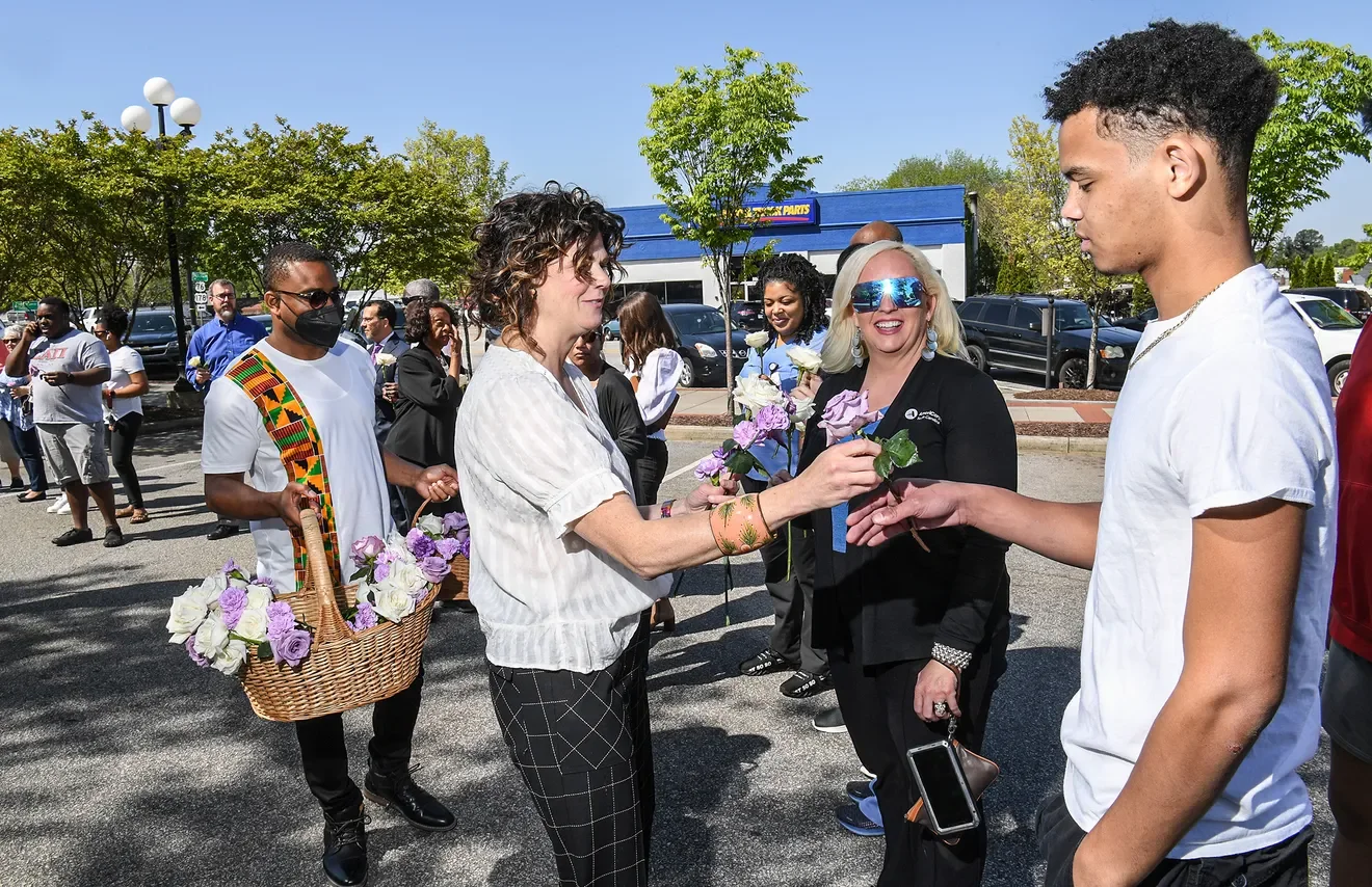 452df0e6-3674-4865-9940-ac1ce626758e-0422_lynching_victim_remembered_064.webp
