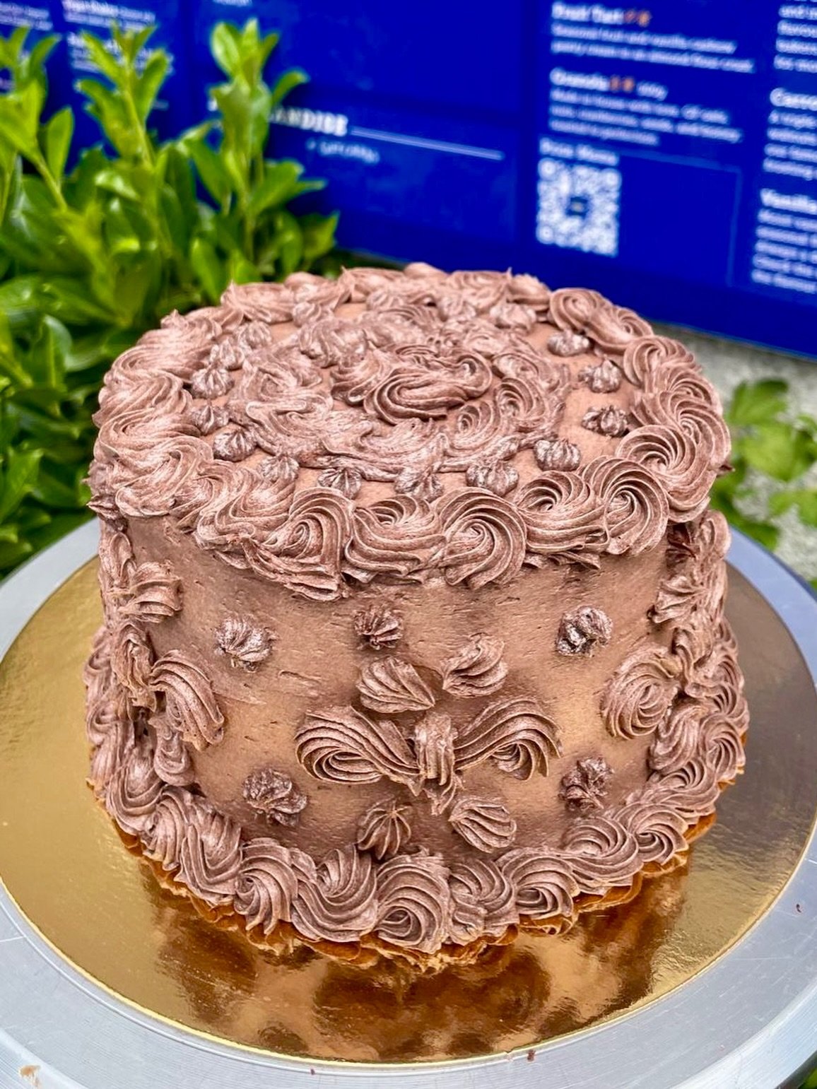 A Chocolate 6&rdquo; Build Your Own Cake to brighten your day. ✨

Because sometimes the classic is exactly what you&rsquo;re craving. 🤎