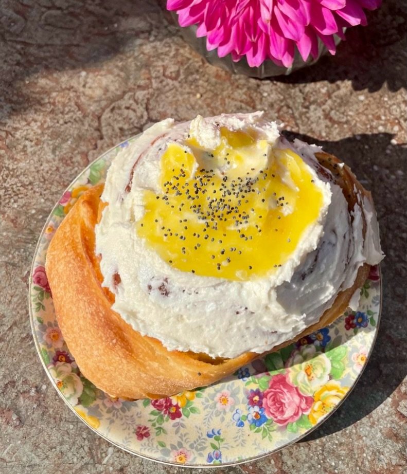 Lemon Poppyseed Bunz from this weekend 🍋✨ as per usual, a fun twist: vegan lemon curd, poppyseeds for a lil crunch, &ldquo;cream cheese&rdquo; frosting, and more curd on top. 

Open till 5pm daily 🤗