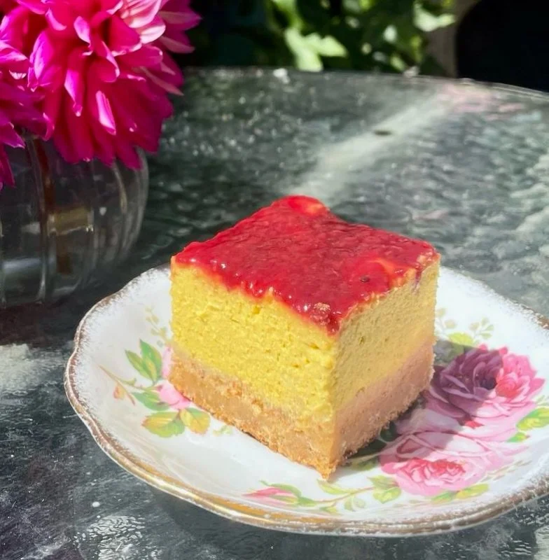 Mango 🥭 Passionfruit ❤️&zwj;🔥 Cheesecake Bars! 

These babies are gf, vegan, and basically a whole-food diet staple made without refined sugar (other than the raspberry compote topping)!! What?!! 

Ok so as a cheesecake connoisseur I was devastated