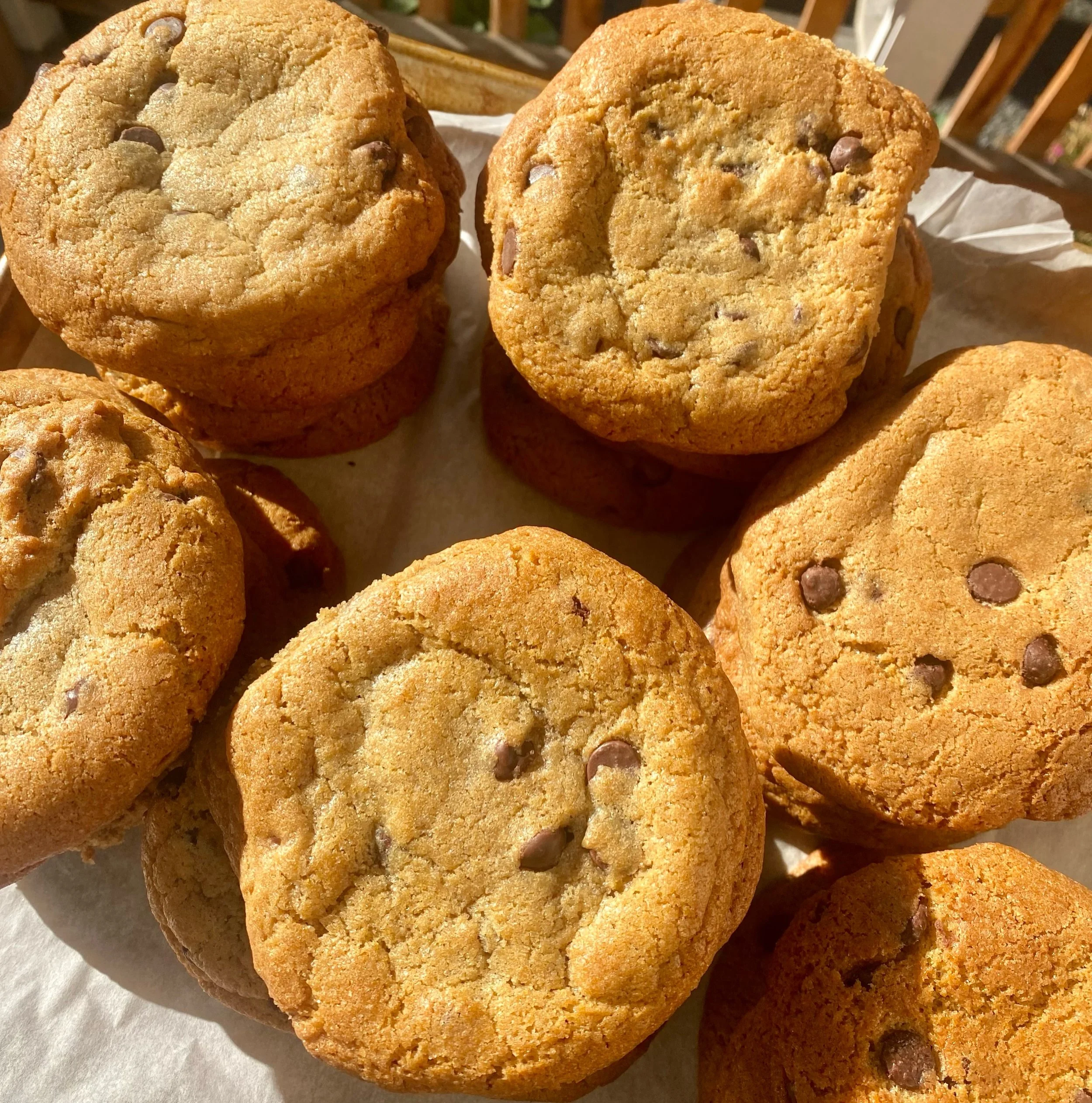 Fresh out the oven: chocolate chip cookies (JuMbO cookies 🍪) Crispy outside, gooey inside. 

oOooOo I wish you could smell these 😍✨😝🫶🥲