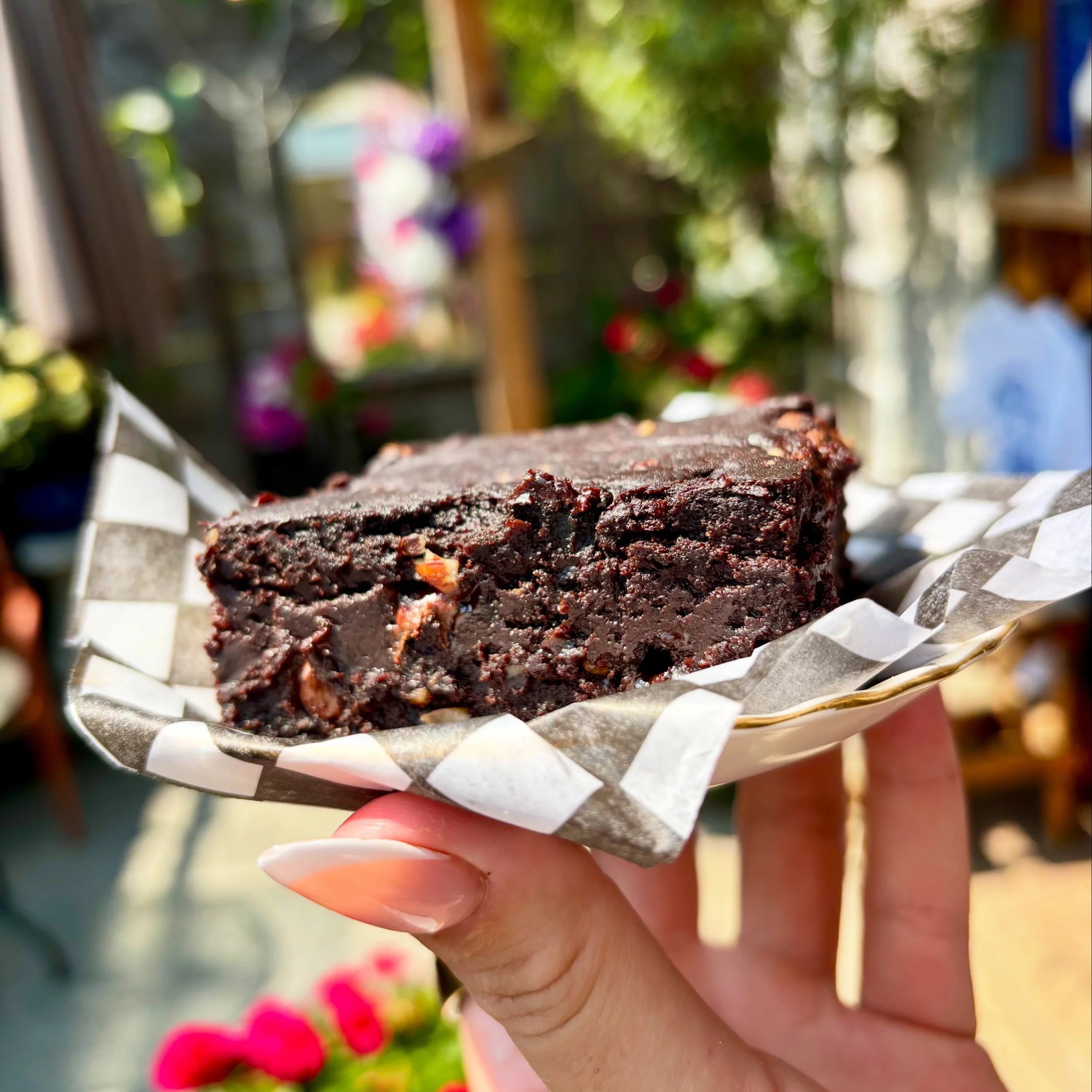Fudgey decadent Hazelnut Brownies escorting us into the weekend ✌️✨ 

Come say hello! We&rsquo;re open till 5