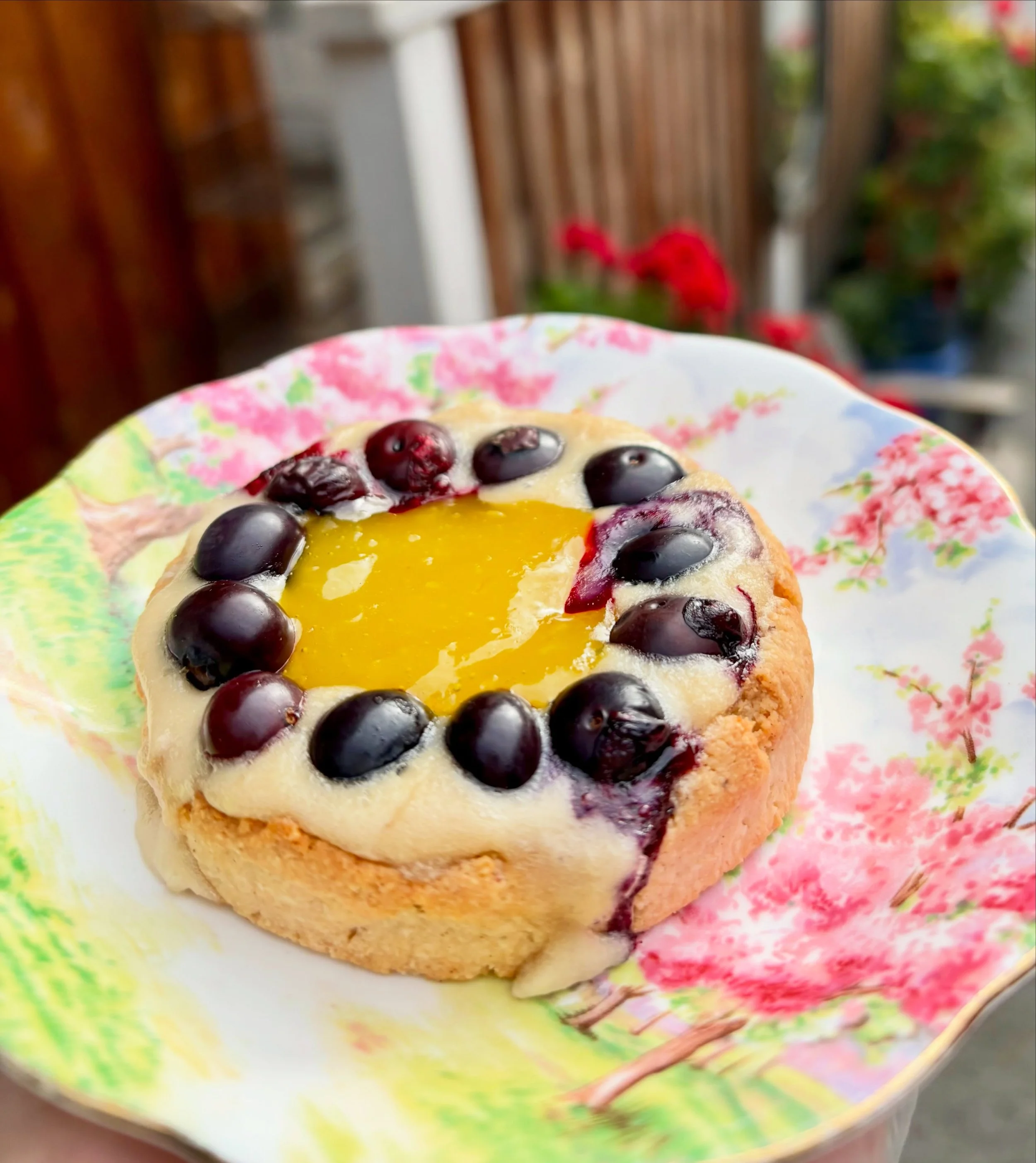 A luscious lemon blueberry tart spotted in the wild 🤩 

An almond flour tart shell overflowing with vanilla cashew pastry cream, lemon curd, and fresh blueberries 🫐 

gf &amp; vegan