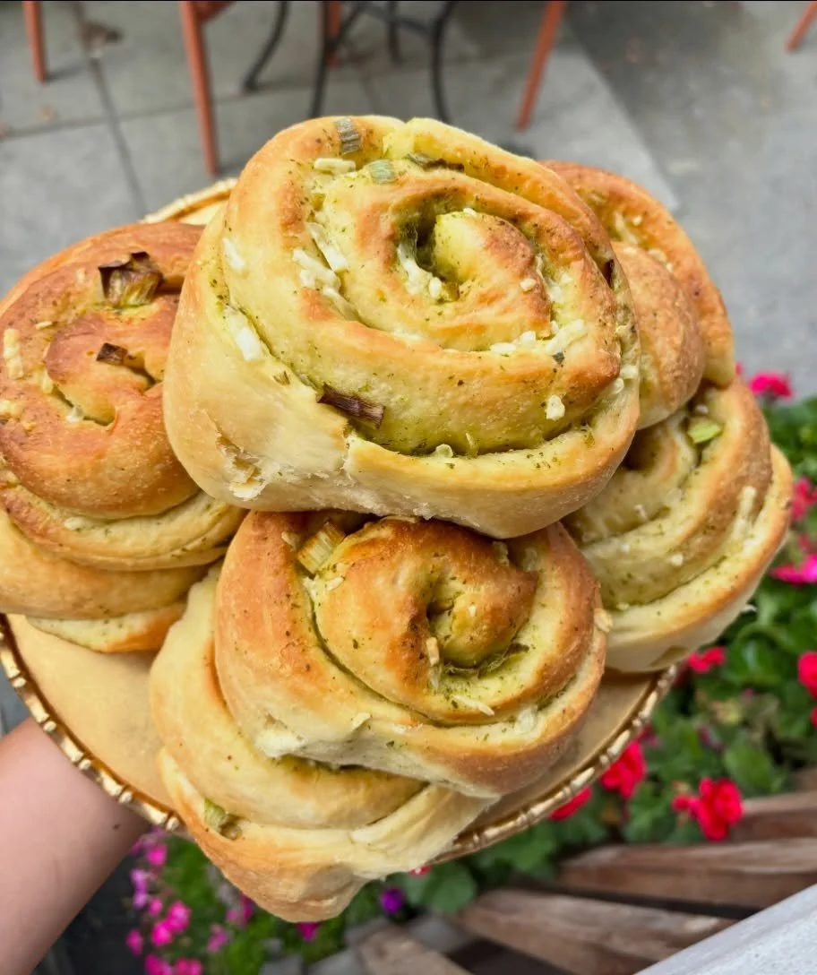 Looking for something savoury? Try our Pesto Scrolls: a soft pull apart bun loaded with basil pesto, vegan cheese, and green onions, brushed with butter and a sprinkle of flaky sea salt. 👌 Fall comfort food perfection 🫶

Vegan 🌱