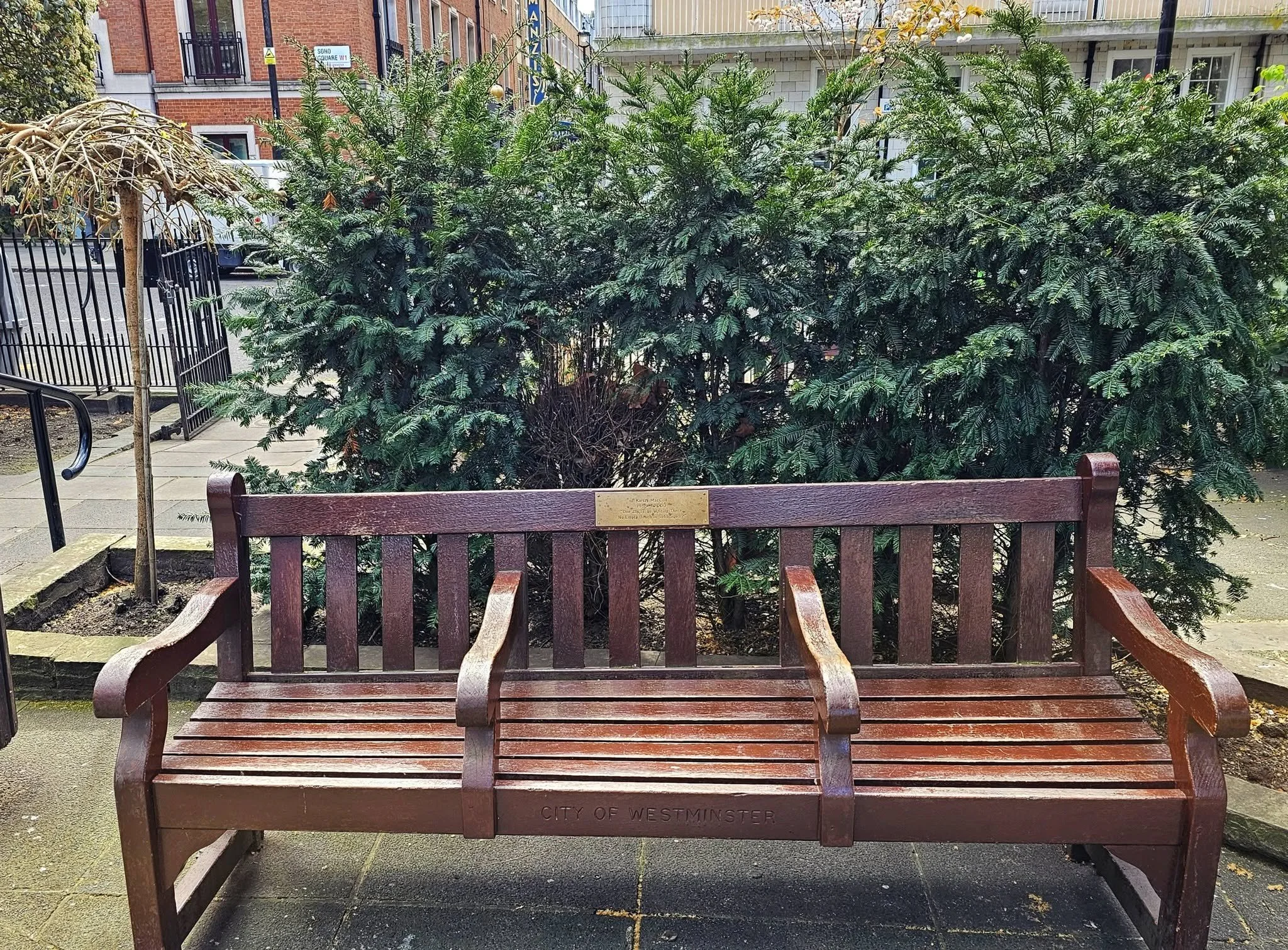 Benk i Soho Square.jpg