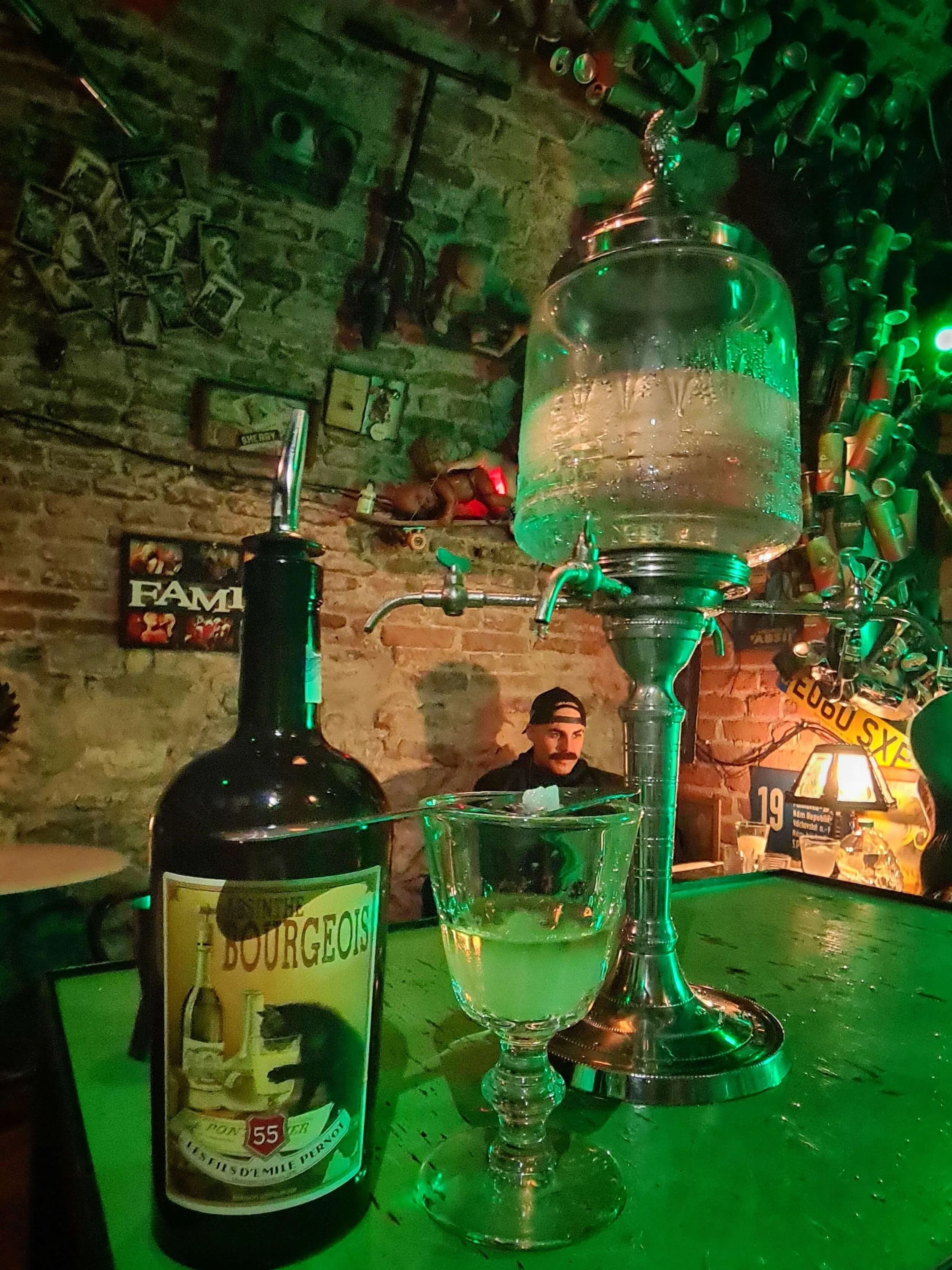 Absint - drinker i baren
