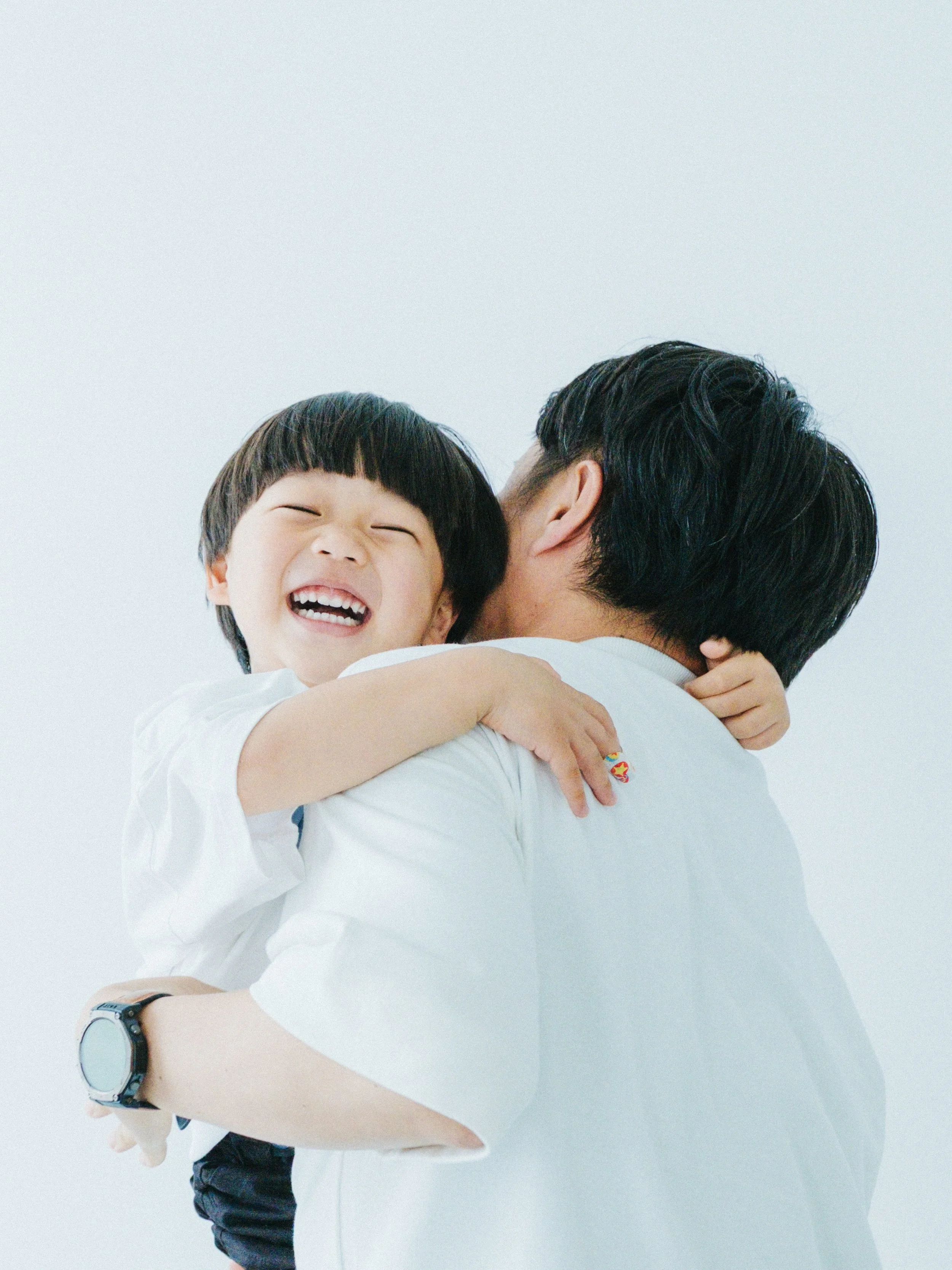 こんにちは、まゆです！

先日スタートした
「フォロワー500人達成ありがとうキャンペーン」、
さっそく反響をいただき本当にありがとうございます！😭✨ 
少しずつご予約が埋まってきており、
スタッフ一同ワクワクしながら
皆さまをお迎えする準備を進めています。

気がつけば今週末は【父の日】ですね 🌿
普段、お出かけのときはいつもカメラ係になってしまって、
「パパとお子様のツーショット写真が全然ない&hellip;！」
というご家庭、実はとっても多いのではないでしょうか？

今週末の父の日に、