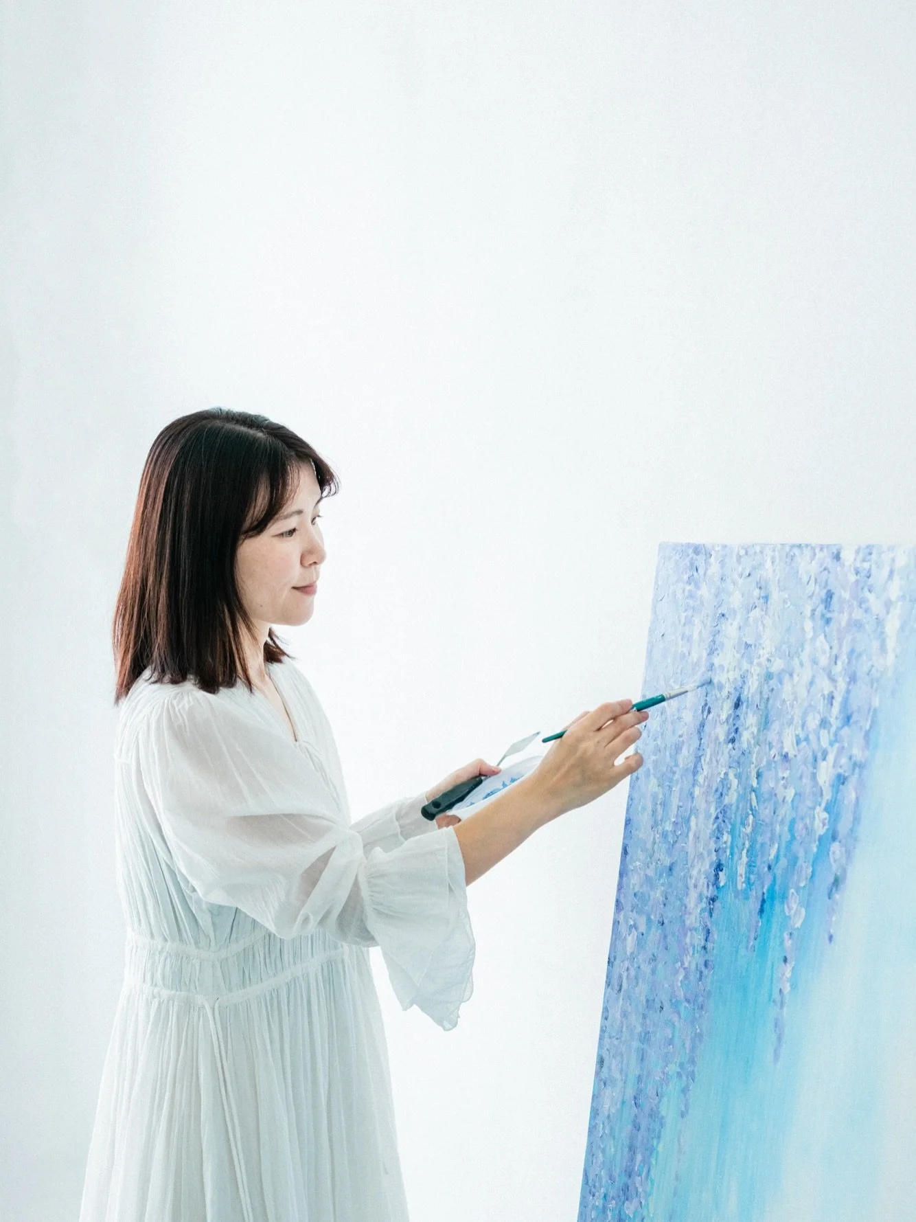 こんにちは、あやのです。

先日、アーティストの mioKaさん @mioka_art_giftwords が、
宣材写真と制作風景の撮影に来てくださいました。
目の前で見る大きな作品は、透明感があり、澄んでいて、すっかり魅了されました。

今回の震災で大変な今だからこそ、
言葉ではないアートの力って人の心を癒やしてくれるんだなぁと改めて実感しました。
ひたむきに描くお姿、本当にかっこよく、美しかったです。
これからも素敵な作品を楽しみにしています。

ありがとうございました！
________