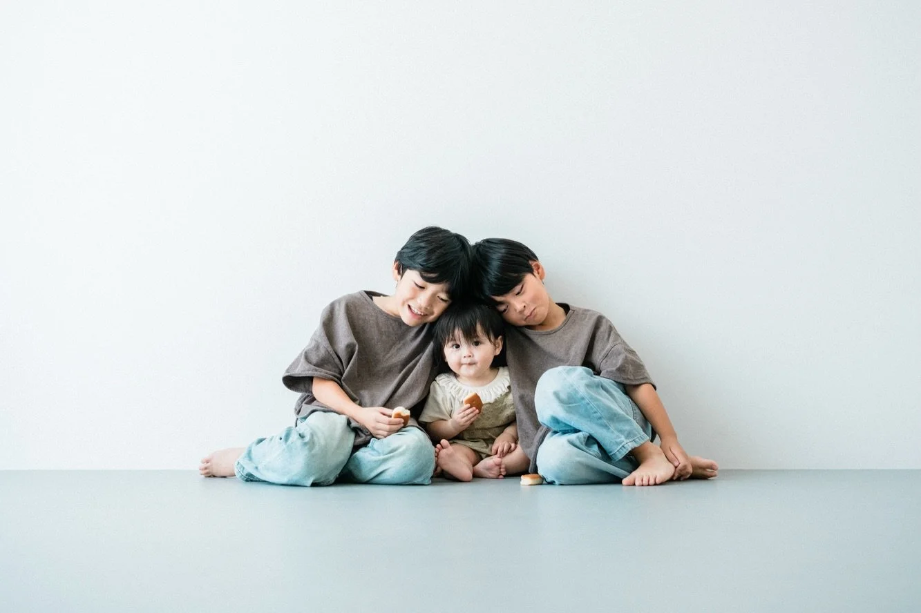 こんにちは、まゆです！

先日撮影させていただいた、5人とわんちゃんのご家族。
私がすてきだなと感じたお写真をあつめてみました。

スタンダードプランでは、
ご家族それぞれの空気感に合わせて、
お時間いっぱい様々なシチュエーションや
組み合わせで撮影させていただきます。

大切なペットも、もちろん大事な家族の一員。
わんちゃんやねこちゃんとの撮影も大歓迎です！

撮影プランのご相談や空き状況など、
気になる方いらっしゃいましたら、
お気軽にDMや公式LINEにてお問い合わせください😌🌿

_