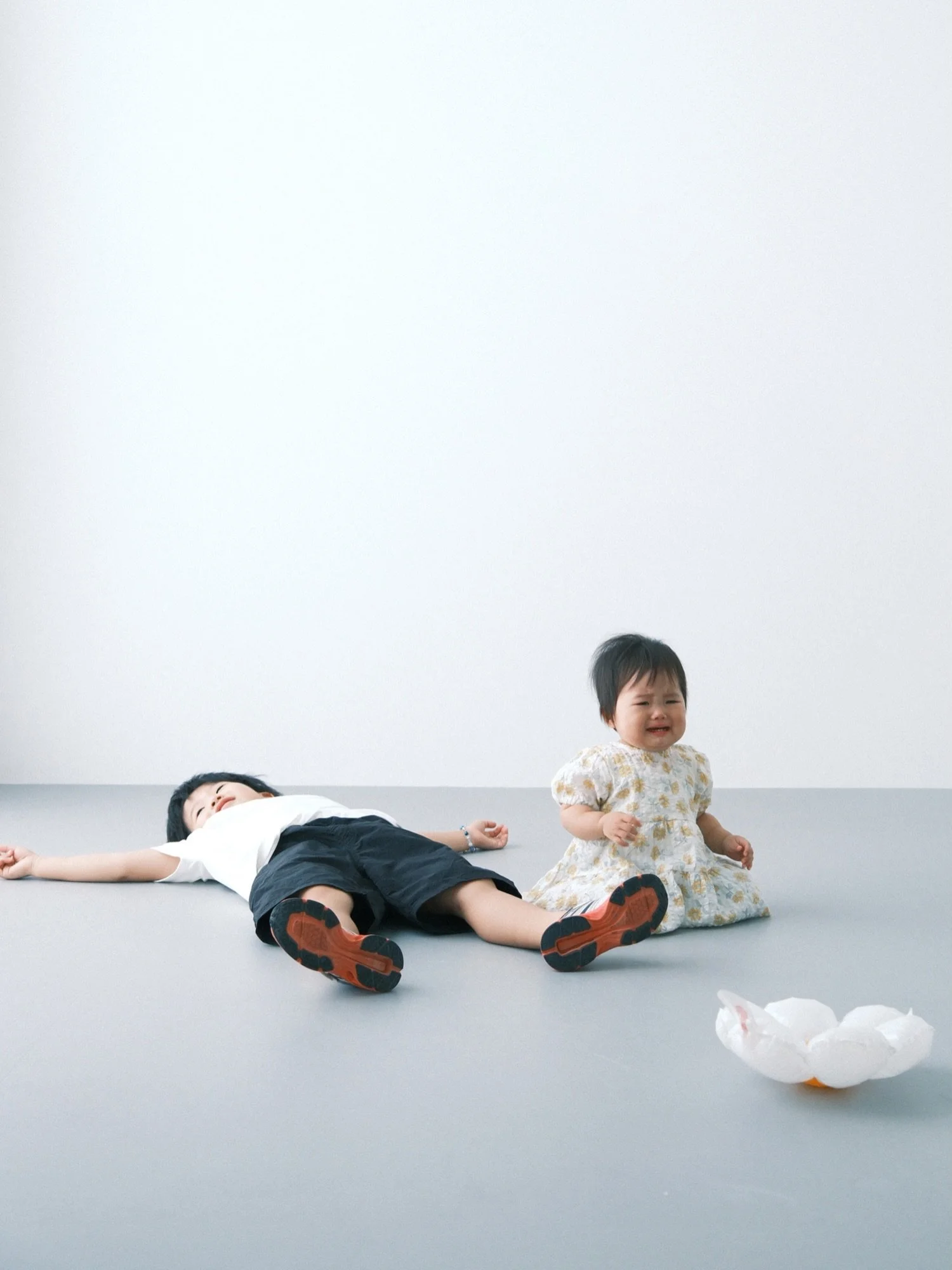 こんにちは、まゆです！

それぞれのご家族の「いつもの姿」があらわれている
すてきなお写真をあつめてみました📸

お子様がシャッターを切って楽しむのだけではなく、
家庭と同じような姿を自由に撮れるというのも
セルフフォトの強みかなと思っています。

床にごろんと寝そべってみたり、
兄弟でおもちゃで遊んでみたり、
弟くん、妹ちゃんにミルクをあげている姿を撮ってみたり。

記念写真だけでなく、
普段なかなか撮る機会のない「今の何気ない日常の姿」を残すきっかけに
セルフフォトを選んでいただけたらとて