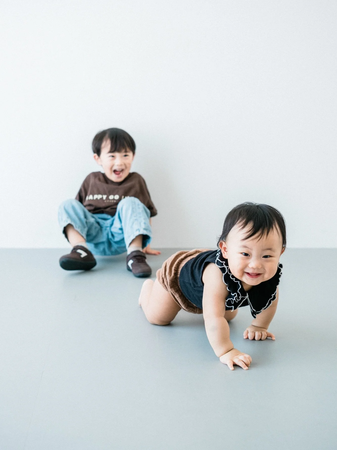 お誕生日をきっかけに撮影に来てくださいました。
男の子らしい無邪気でダイナミックな表情や雰囲気。
弾ける笑顔が可愛くて、
こちらまで元気をいただきました☺️
改めて、お誕生日おめでとうございます。
またひと回り大きくなったお二人にお会いできる日を、
心から楽しみにしております。
___________________

アニュミニュフォトスタジオの日々を発信中☘️
よければ繋がってください♪励みになります✨

優しくて、透明感があって、自然体でいて。
シンプルなシロのフォトスタジオ
上益城郡御船