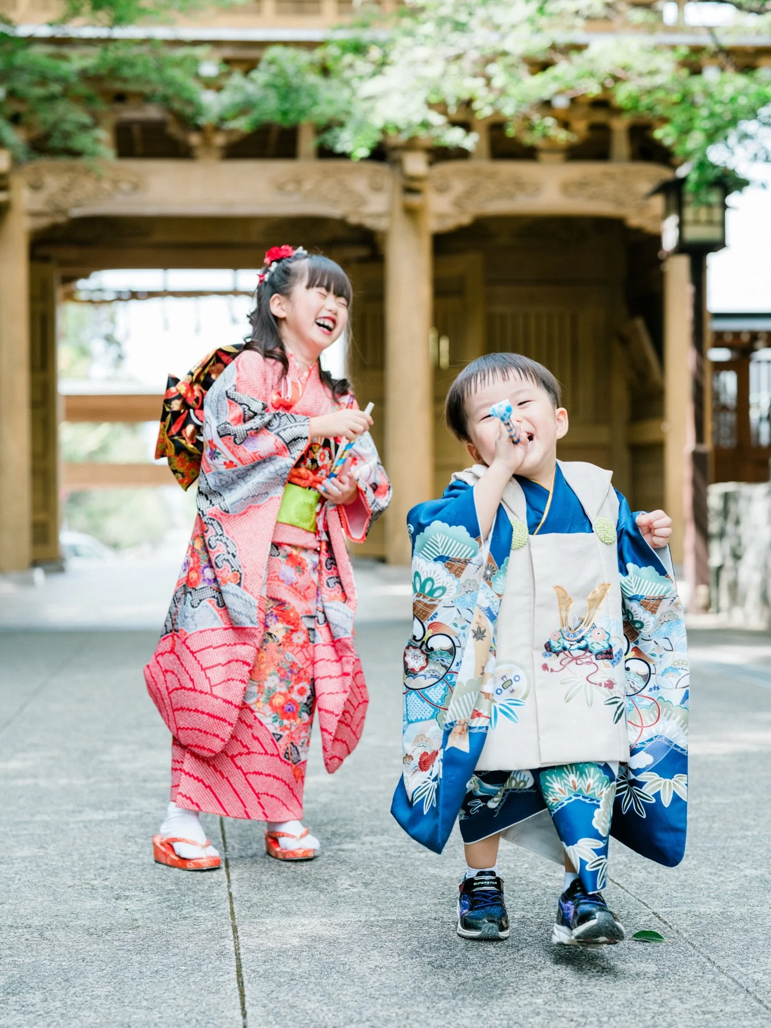 七五三はご家族にとって、
大切な節目の記念日。

アニュ・ミニュの七五三は、
お客様のやりたい！にお応えします。

美容の先生をお招きし、
スタジオで着付けやヘアメイクのお支度をしていただけます。

広いスタジオでゆっくり撮影するもよし、
もちろん出張撮影も承っております。

スタジオ撮影と出張撮影を同日に行うことも可能です！

しかも、主役が増えても追加料金はございません。
兄弟姉妹での同時撮影もお任せください。

気になる事やご不明な点がございましたら、
お気軽にお問い合わせくださいませ。
