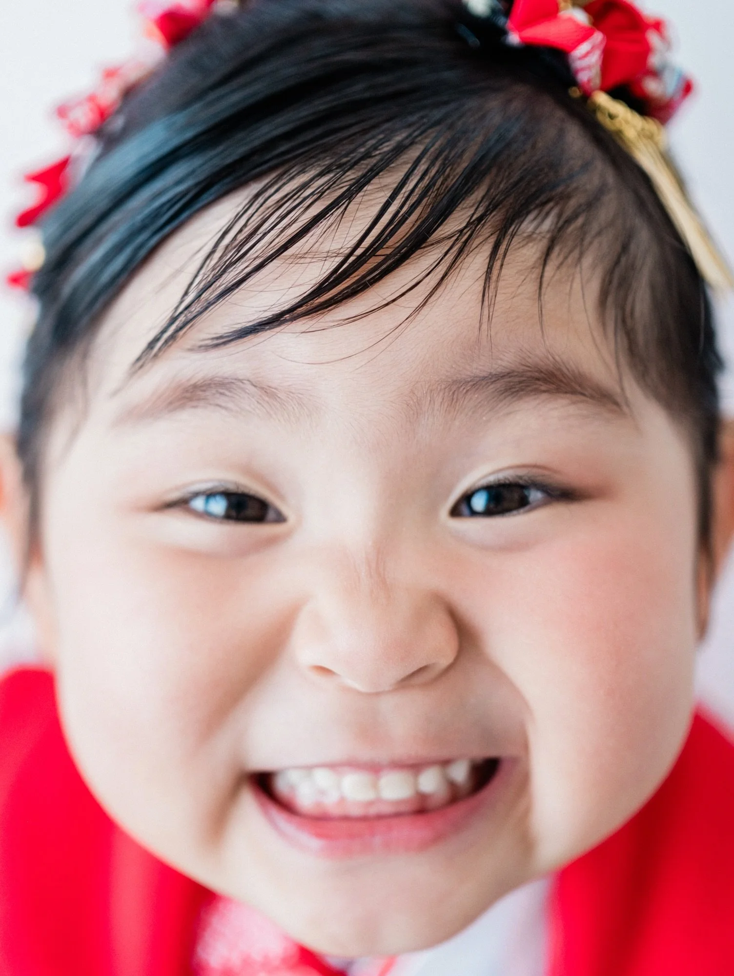 こんにちは、あらかわです。

今日はミニュで753の全力お手伝い。
カメラマンはあやのさん。

撮れたてお写真。

最初はちょっぴり恥ずかしかったけど、
ご家族とスタッフのワンチームで（ありがとうございます）
いつもの笑顔になってくれて嬉しかった✨

お着物やヘアセットも、
そしてとびきりの笑顔もぜーんぶ可愛かったです♪

___________________

アニュミニュフォトスタジオの日々を発信中☘️
よければ繋がってください♪励みになります✨

優しくて、透明感があって、自然体でいて。