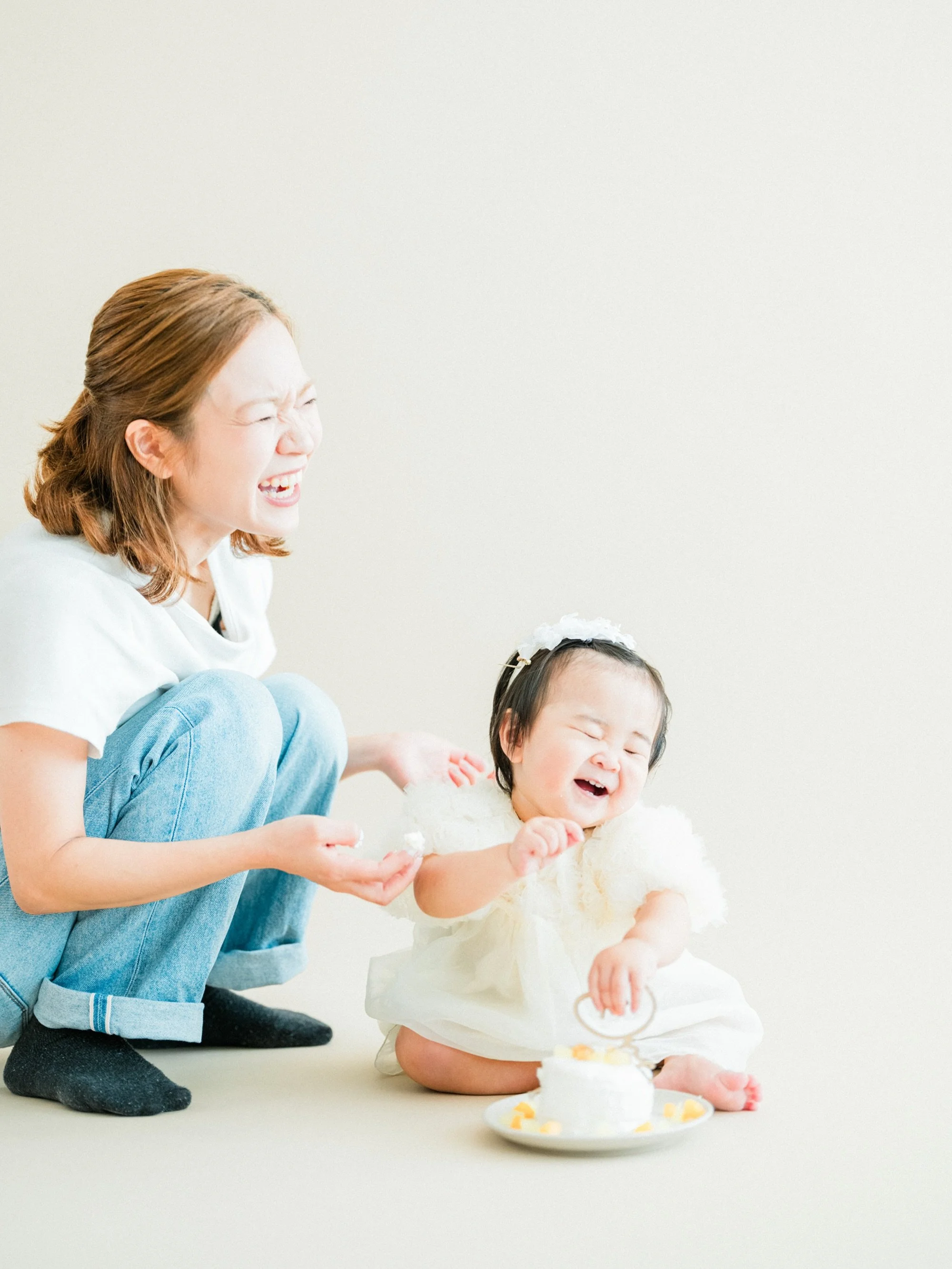 こんばんは、あらかわです。

1歳のファーストバースデーは
初めての誕生日ということもあり、
とっても人気の撮影✨

家族みなさんで一緒に盛り上げながら、
一升餅や選び取り、スマッシュケーキのイベントも
撮影させていただいております。

お着替えや小物のお持ち込みも自由です🆓

追加料金はいただいておりませんが、
よりゆっくり撮影ができるプレミアムプランを
おすすめしております♪

七五三のご予約で午前の枠が限られておりますが、
土日祝でも午後や平日はまだ空きがありますので、
お気軽にお問合せ